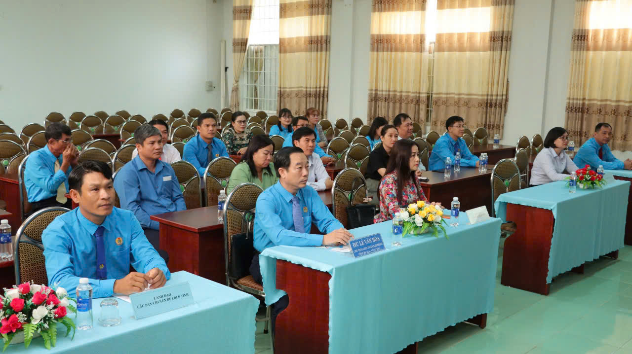 Ông Lê Văn Hòa, Chủ tịch LĐLĐ tỉnh cùng các đại biểu dự hội nghị.