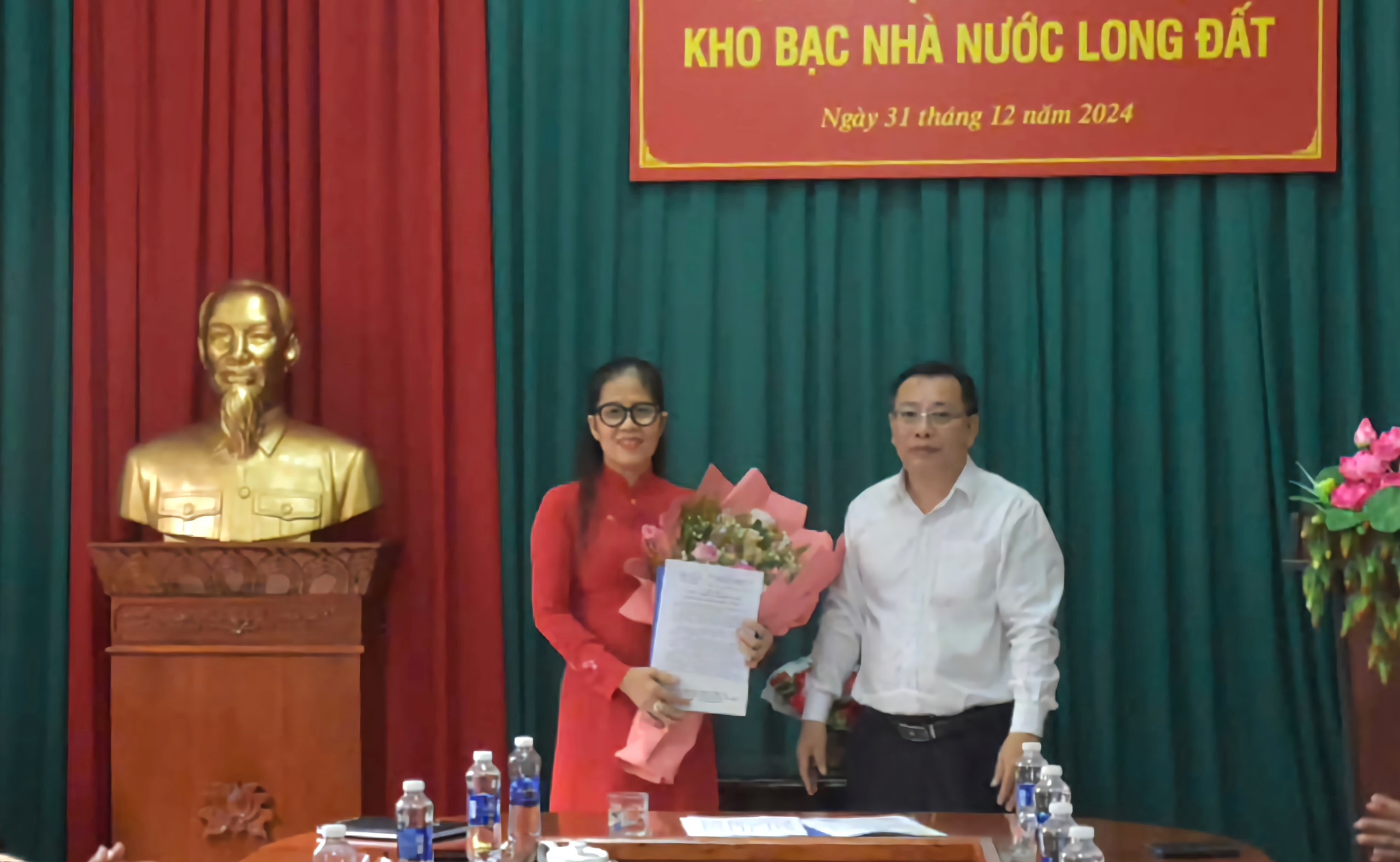 Ông Ngô Thành Đức, Phó Giám đốc Kho bạc Nhà nước tỉnh trao Quyết định bổ nhiệm bà Nguyễn Thu Phương, Giám đốc Kho bạc Nhà nước Long Đất.