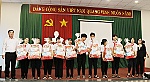 Trao 205 suất học bổng, quà Tết đến học sinh khó khăn