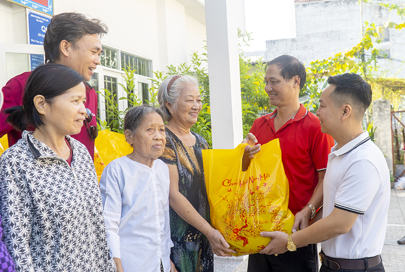 Mang Tết ấm đến bà con Nhân dân khu phố có hoàn cảnh khó khăn