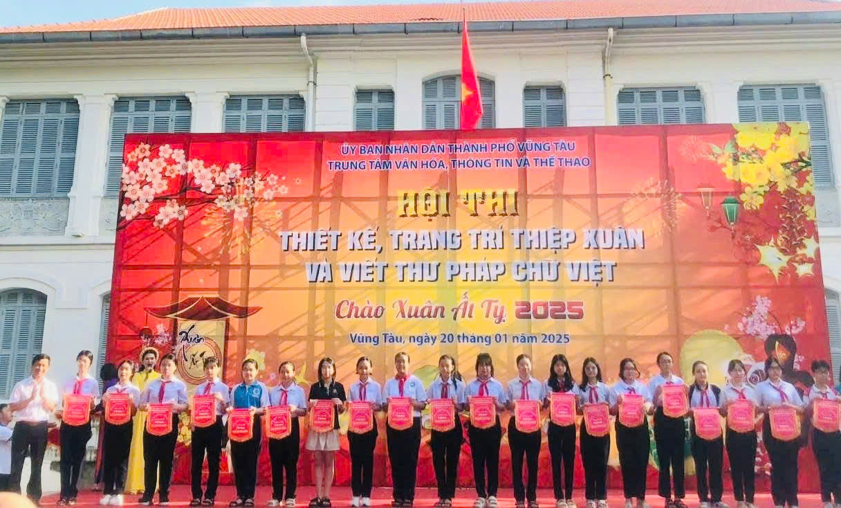 Trao 200 giải thi thiết kế thiệp Xuân và viết thư pháp chữ Việt