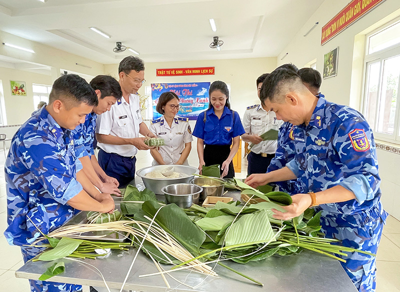 Chiến sĩ Cảnh sát biển trổ tài gói bánh chưng