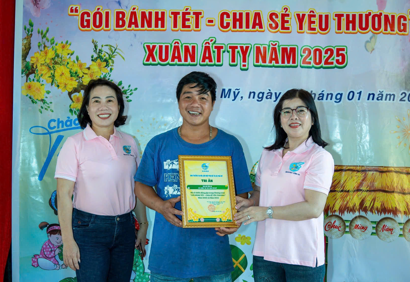 Gói bánh tét- chia sẻ yêu thương