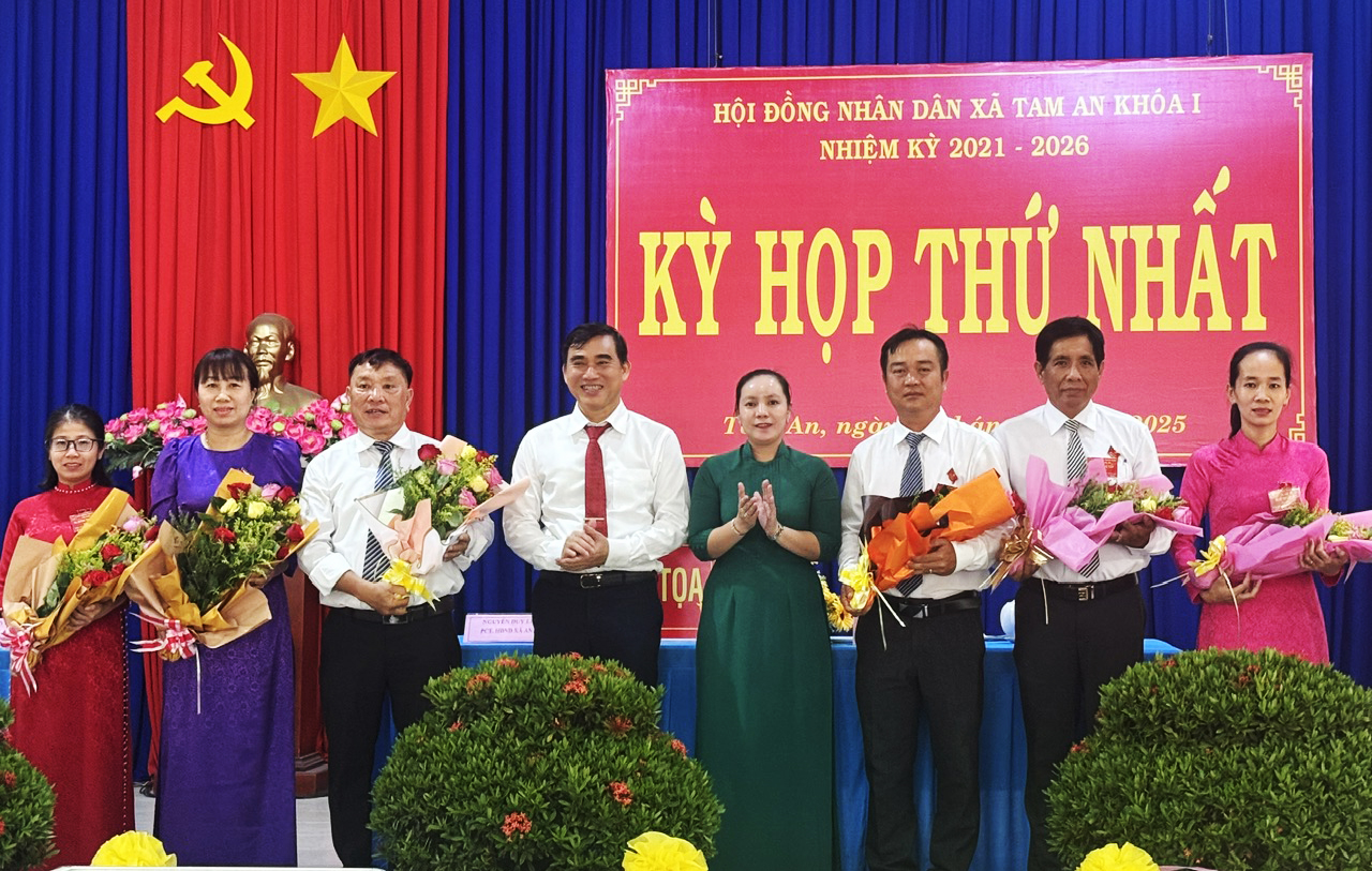Ông Trần Thượng Chí, Bí thư Huyện ủy Long Đất và bà Lê Thị Ngọc Hạnh, Trưởng Ban Tuyên giáo Huyện ủy, Chủ tịch HĐND huyện Long Đất tặng hoa chúc mừng các đại biểu là Thường trực HĐND và 2 ban HĐND xã Tam An khóa I, nhiệm kỳ 2021-2026.