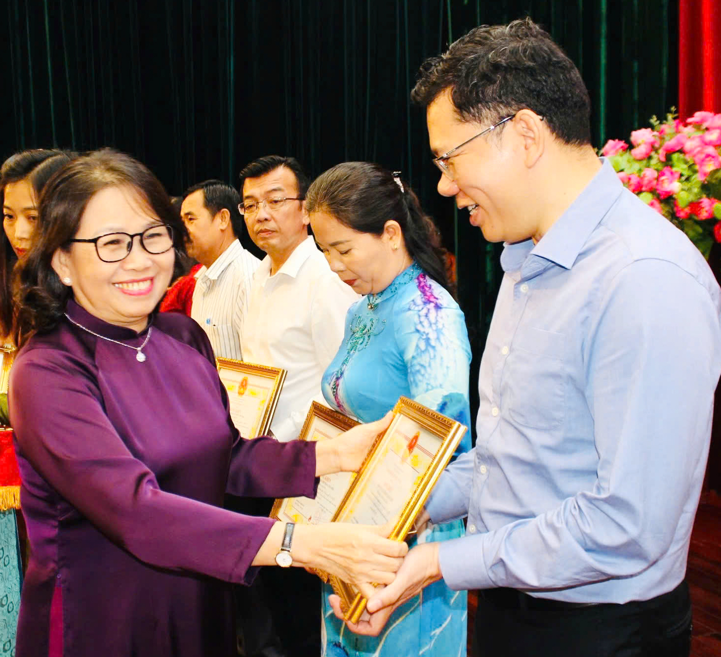 Bà Nguyễn Thị Yến, Phó Bí thư Thường trực Tỉnh ủy, Trưởng Đoàn ĐBQH tỉnh trao Bằng khen cho các tập thể, cá nhân có thành tích xuất sắc trong thực hiện Nghị quyết 04 và Nghị quyết 05.