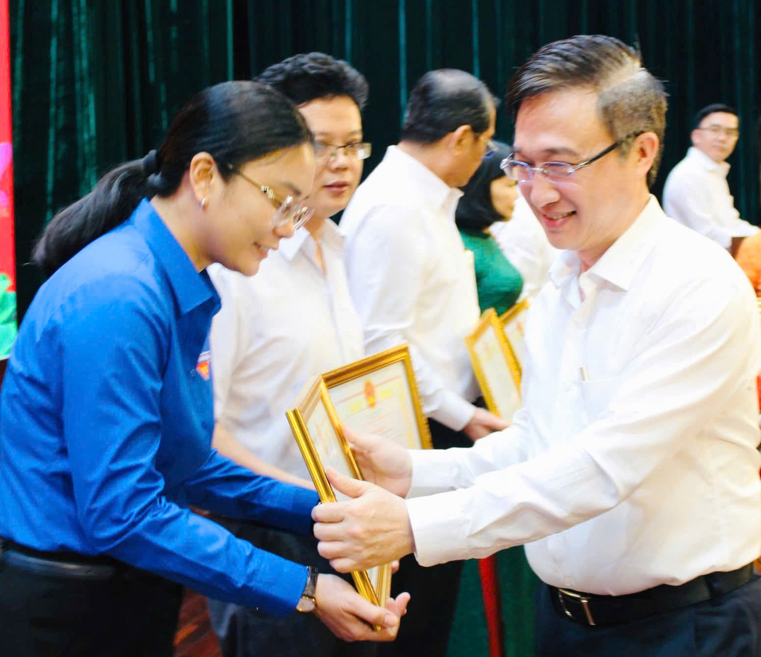 Phó Chủ tịch UBND tỉnh Đặng Minh Thông trao Bằng khen cho các tập thể, cá nhân có thành tích xuất sắc trong thực hiện Nghị quyết 04 và Nghị quyết 05.