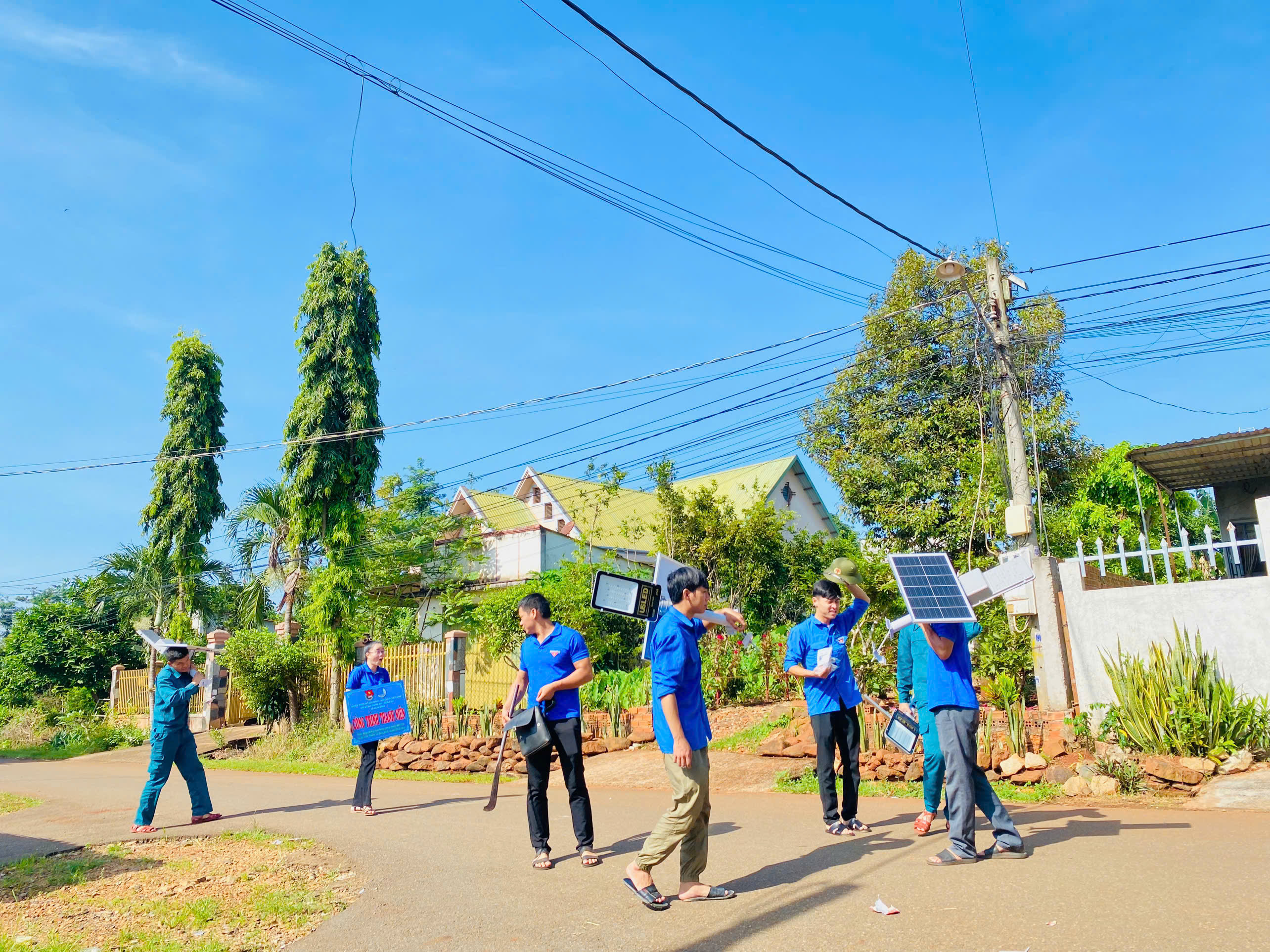 Đoàn viên thanh niên xã Sơn Bình thực hiện công trình thanh niên lắp đèn năng lượng mặt trời tại địa phương.