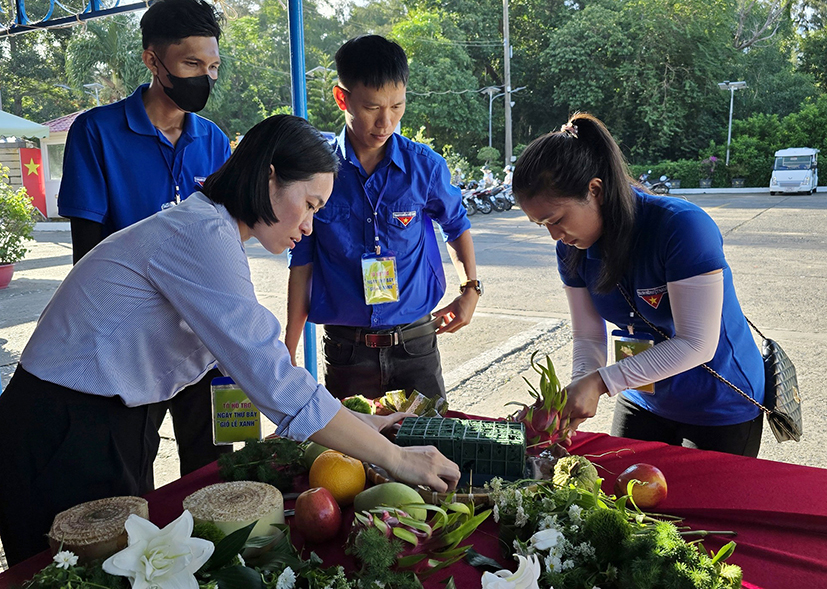 Nhân viên Trung tâm Bảo tồn di tích quốc gia Côn Đảo và đoàn viên thanh niên hỗ trợ soạn Giỏ lễ xanh cho du khách.