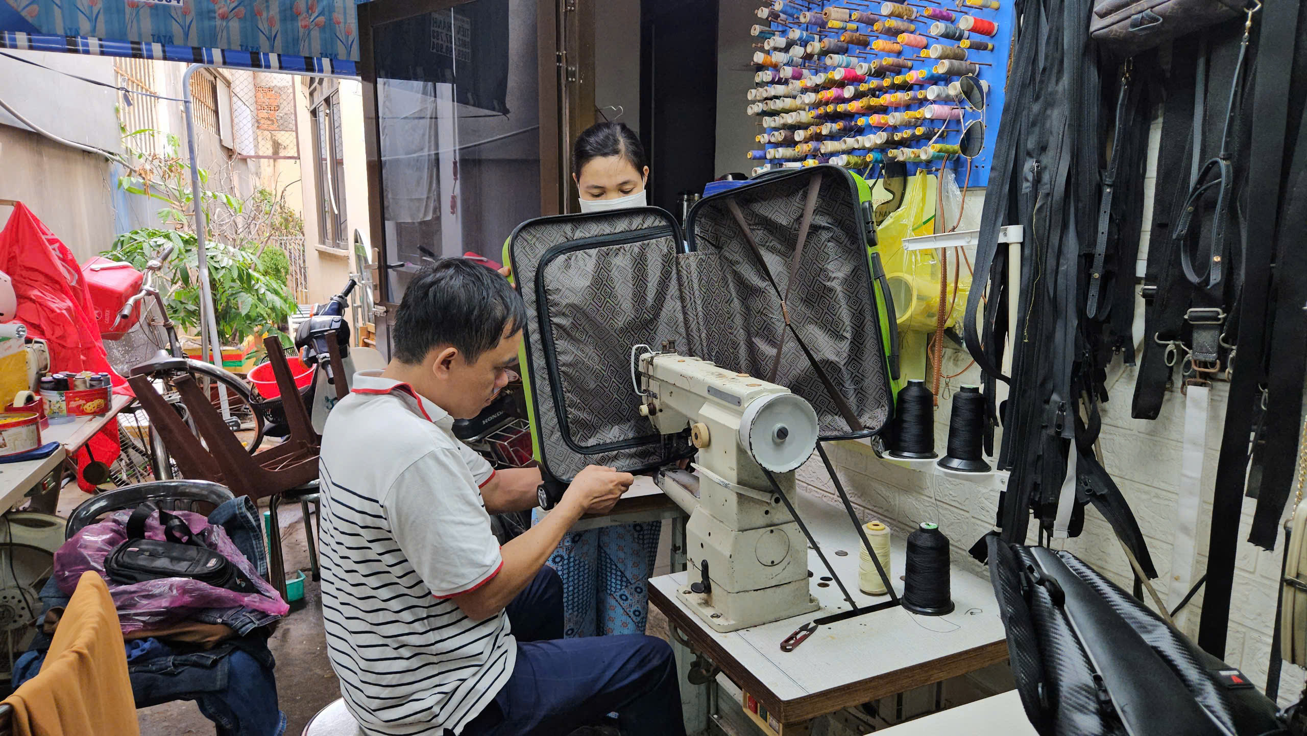 Anh Trần Minh Thắng khéo léo thay dây khoá Valy cho khách.