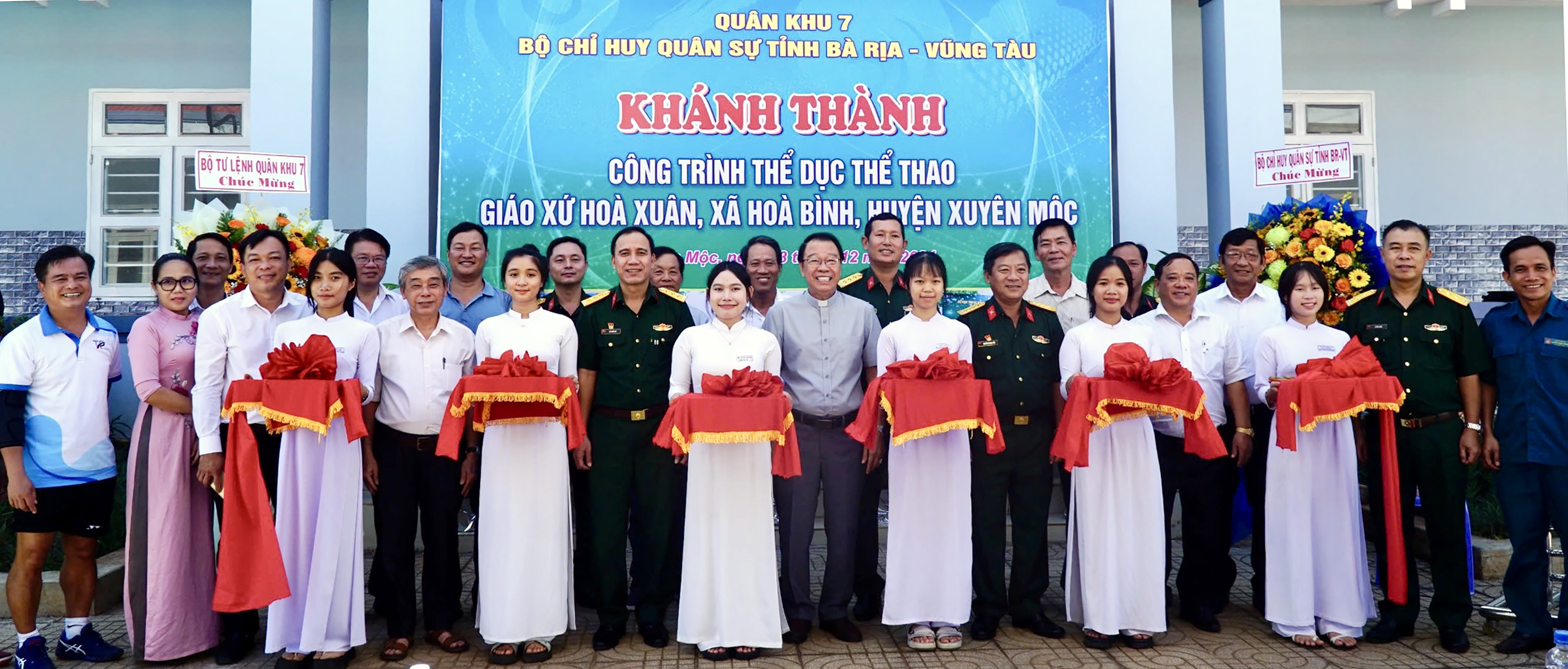 Lãnh đạo Bộ CHQS tỉnh và đại diện giáo xứ Hòa Xuân cùng lãnh đạo xã Hòa Bình, huyện Xuyên Mộc tham dự lễ khánh thành công trình TDTT trong khuôn viên giáo xứ Hòa Xuân.