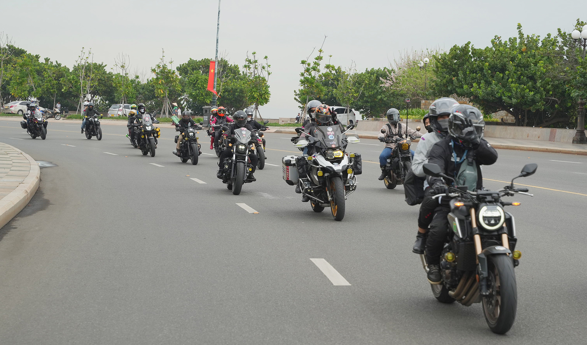 Biker di chuyển trên đường Hạ Long qua dốc Nghinh Phong, TP.Vũng Tàu.