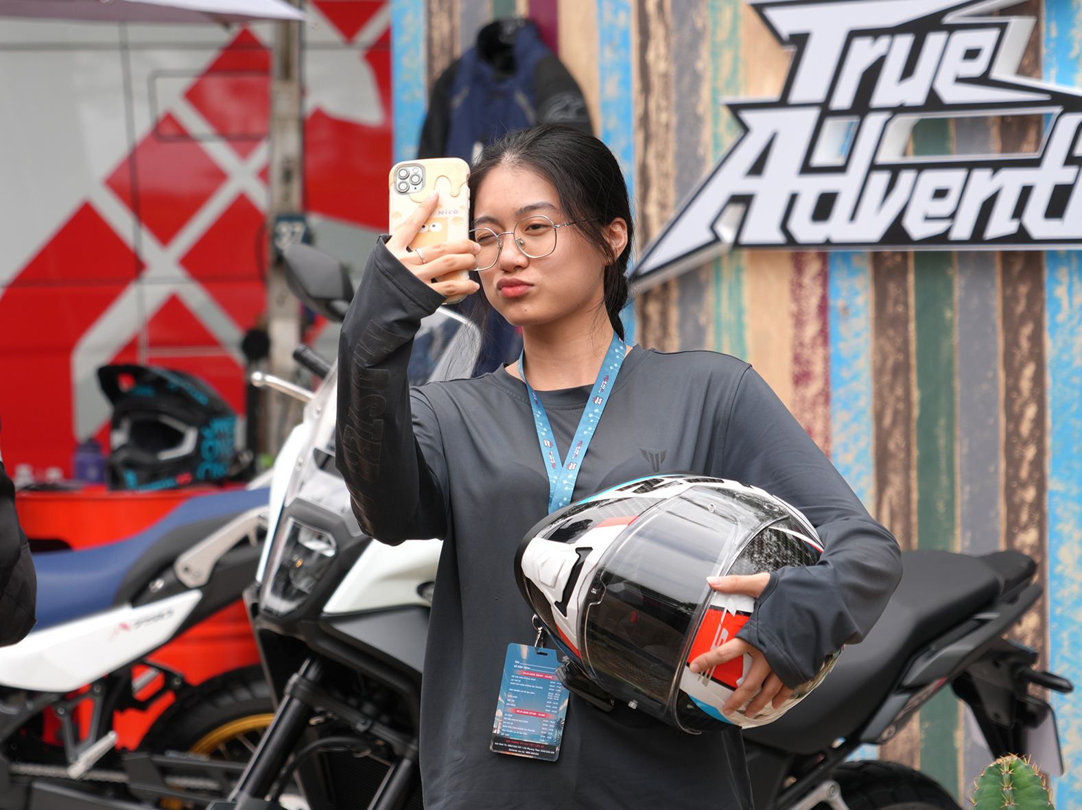 Một biker check in trong không gian trưng bày các dòng môtô độc lạ. 