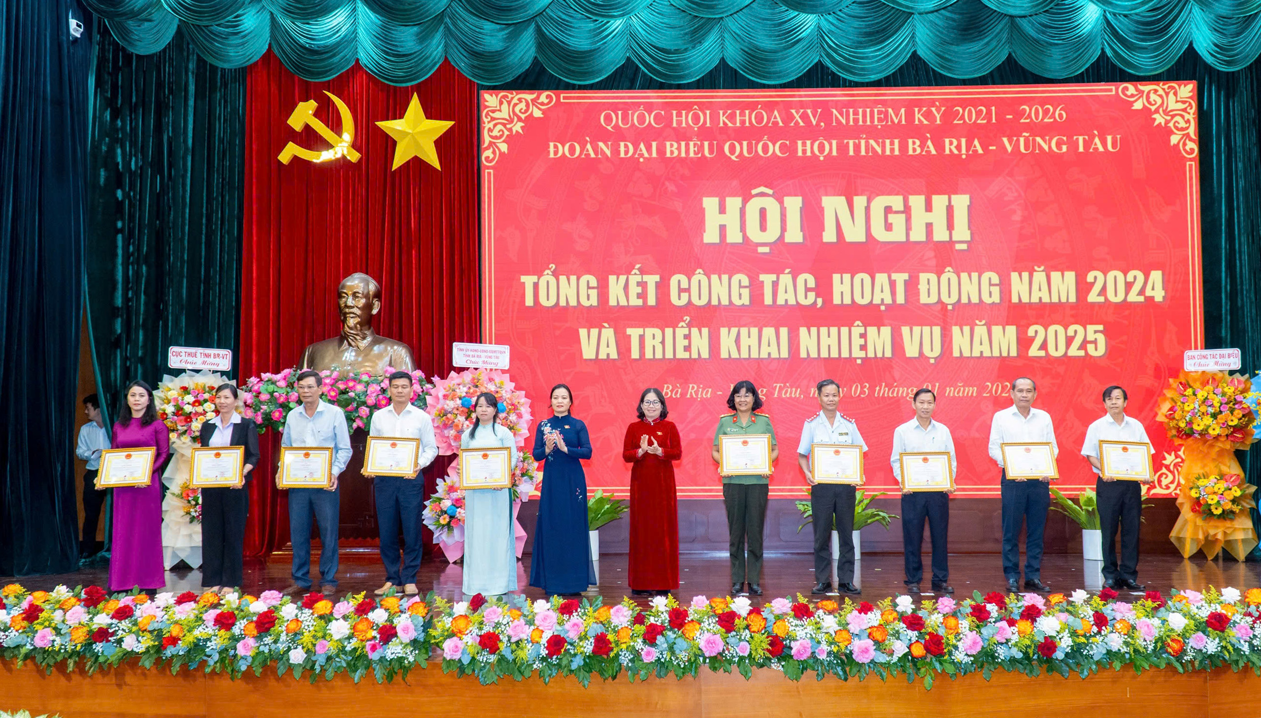 Bà Nguyễn Thị Yến, Phó Bí thư Thường trực Tỉnh ủy, Trưởng Đoàn ĐBQH tỉnh và bà Huỳnh Thị Phúc,  Phó Trưởng Đoàn ĐBQH tỉnh tặng Giấy khen cho các tập thể có thành tích xuất sắc trong phối hợp thực hiện nhiệm vụ của Đoàn ĐBQH tỉnh năm 2024. Ảnh: BẢO KHÁNH