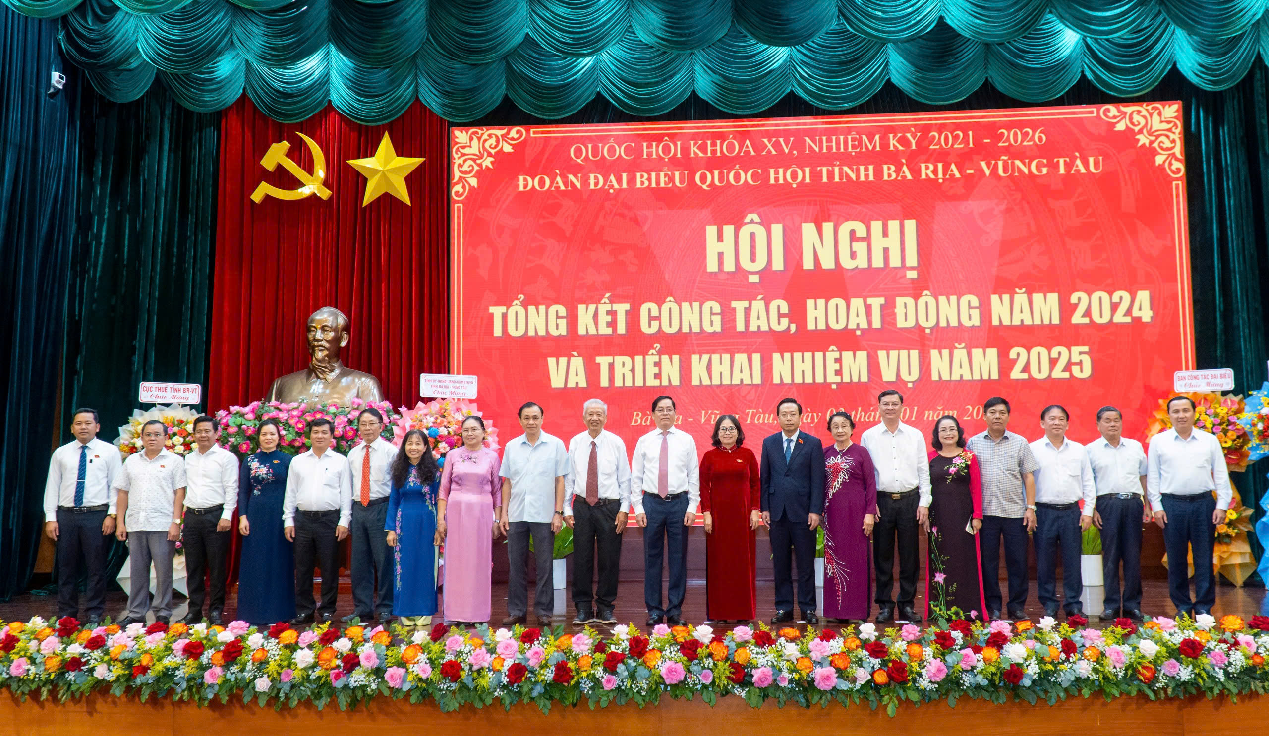 Lãnh đạo tỉnh và các vị đại biểu Quốc hội tỉnh Bà rịa-Vũng Tàu qua các thời kỳ. Ảnh: BẢO KHÁNH