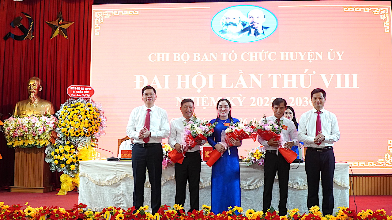 Lãnh đạo Huyện ủy Châu Đức tặng hoa chúc mừng các cán bộ được bầu vào Cấp ủy Chi bộ Ban Tổ chức Huyện ủy khóa VIII, nhiệm kỳ 2025 - 2030.