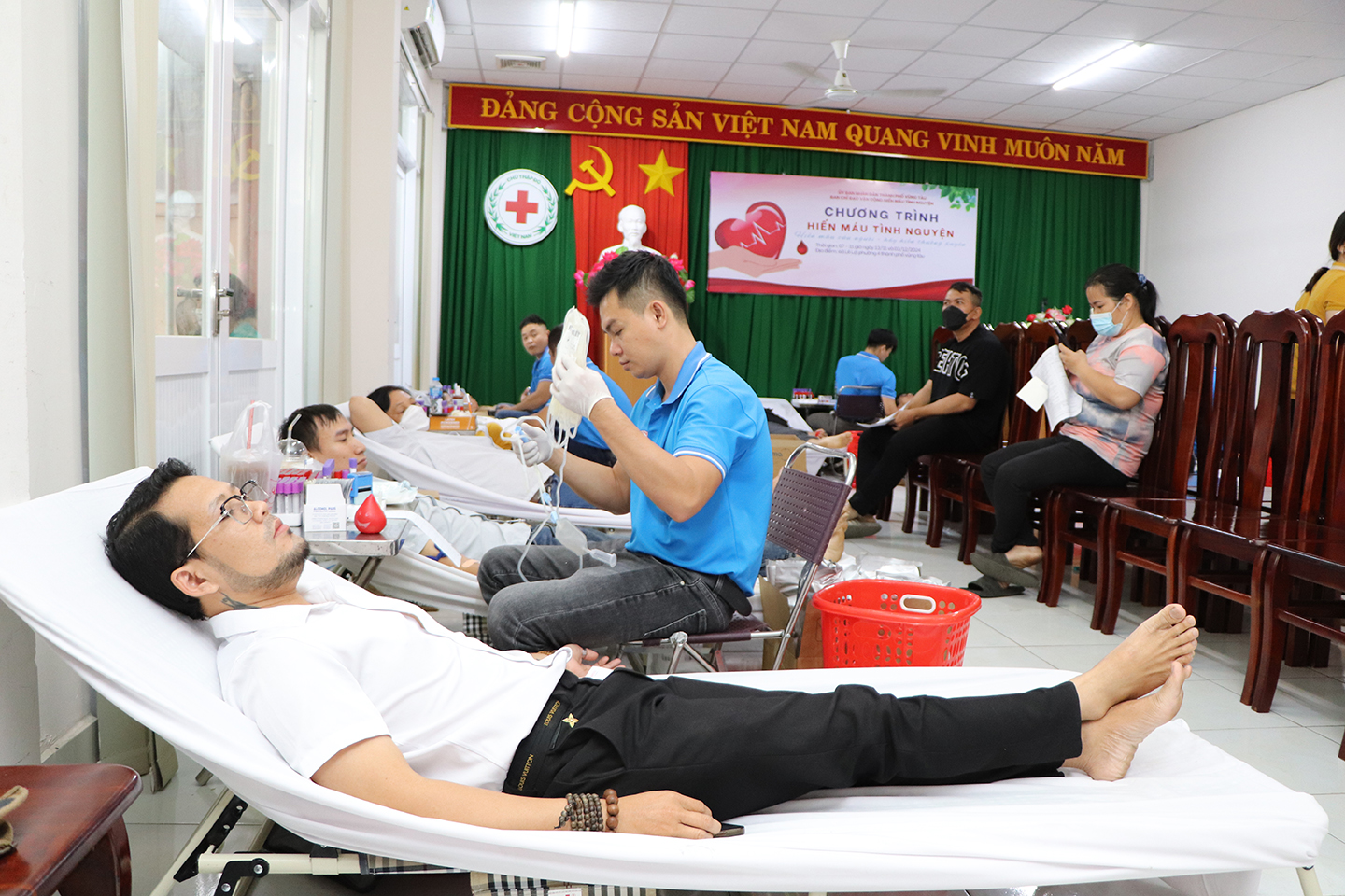 Người dân tham gia hiến máu tại Lễ hội Xuân hồng TP.Vũng Tàu năm 2025.
