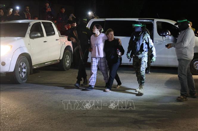 Các tay súng Hamas bàn giao nhóm con tin người Israel cho  Ủy ban Chữ thập đỏ quốc tế tại Rafah, miền Nam Dải Gaza.