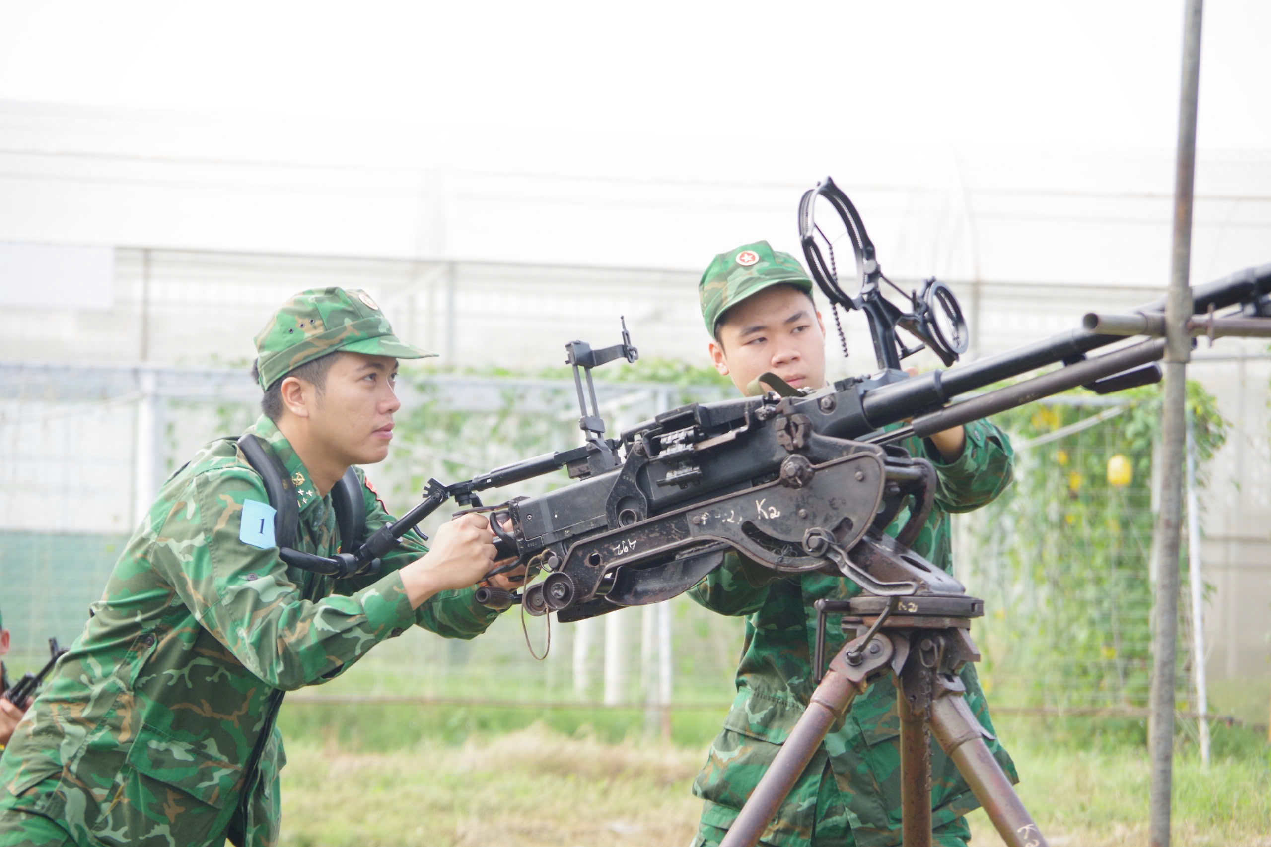 Huấn luyện phương pháp bắn các mục tiêu bay thấp bằng súng máy phòng không 12,7mm.