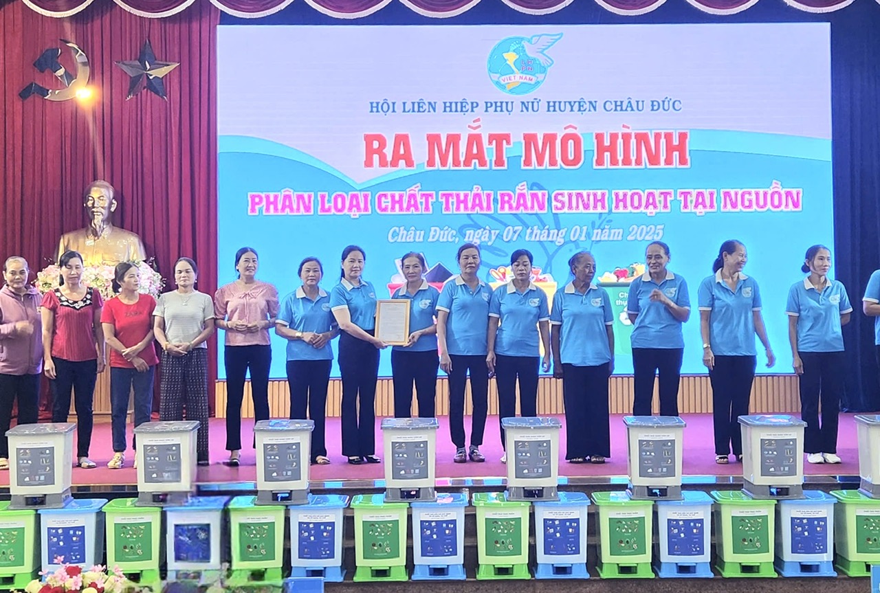 Hội LHPN huyện Châu Đức trao Quyết định thành lập 2 mô hình phân loại chất thải rắn sinh hoạt tại nguồn và tặng thùng đựng rác cho các hộ gia đình. 