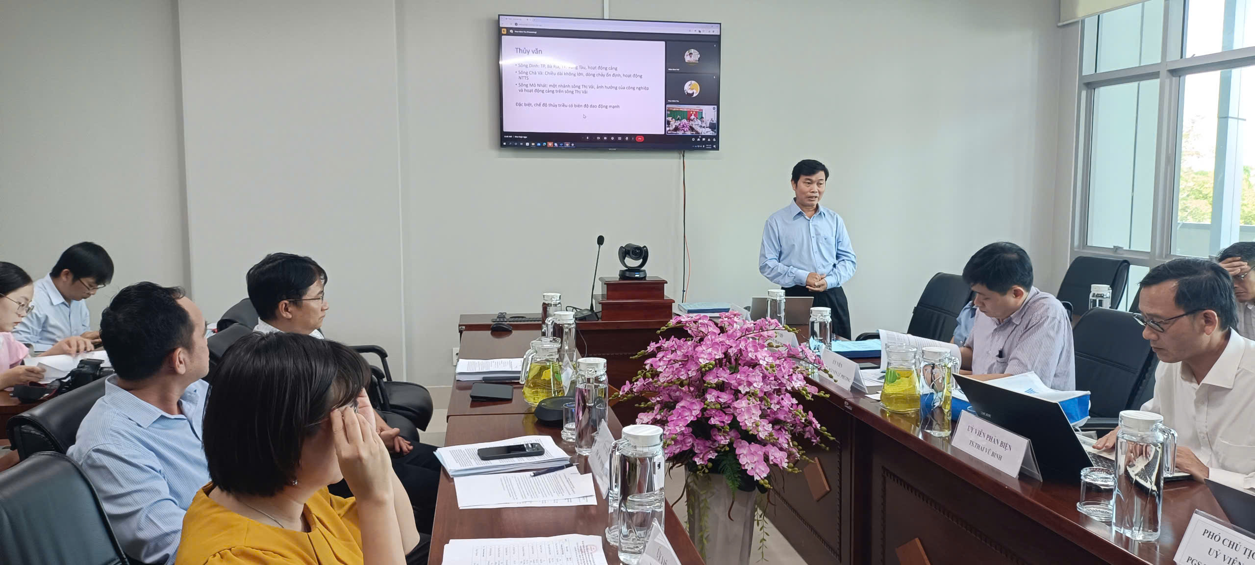 Chủ nhiệm đề tài Th.S Phan Minh Thụ trình bày kết quả nghiên cứu với Hội đồng đánh giá, nghiệm thu đề tài sáng 8/1/2025