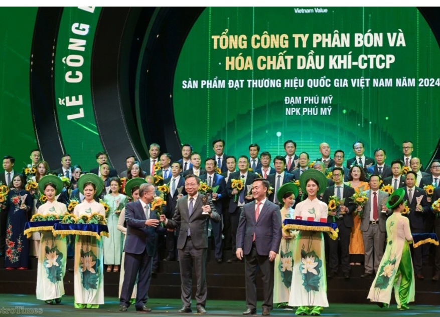 Ông Phan Công Thành - Tổng giám đốc PVFCCo tại Lễ vinh danh  “Thương hiệu quốc gia Việt Nam” năm 2024.