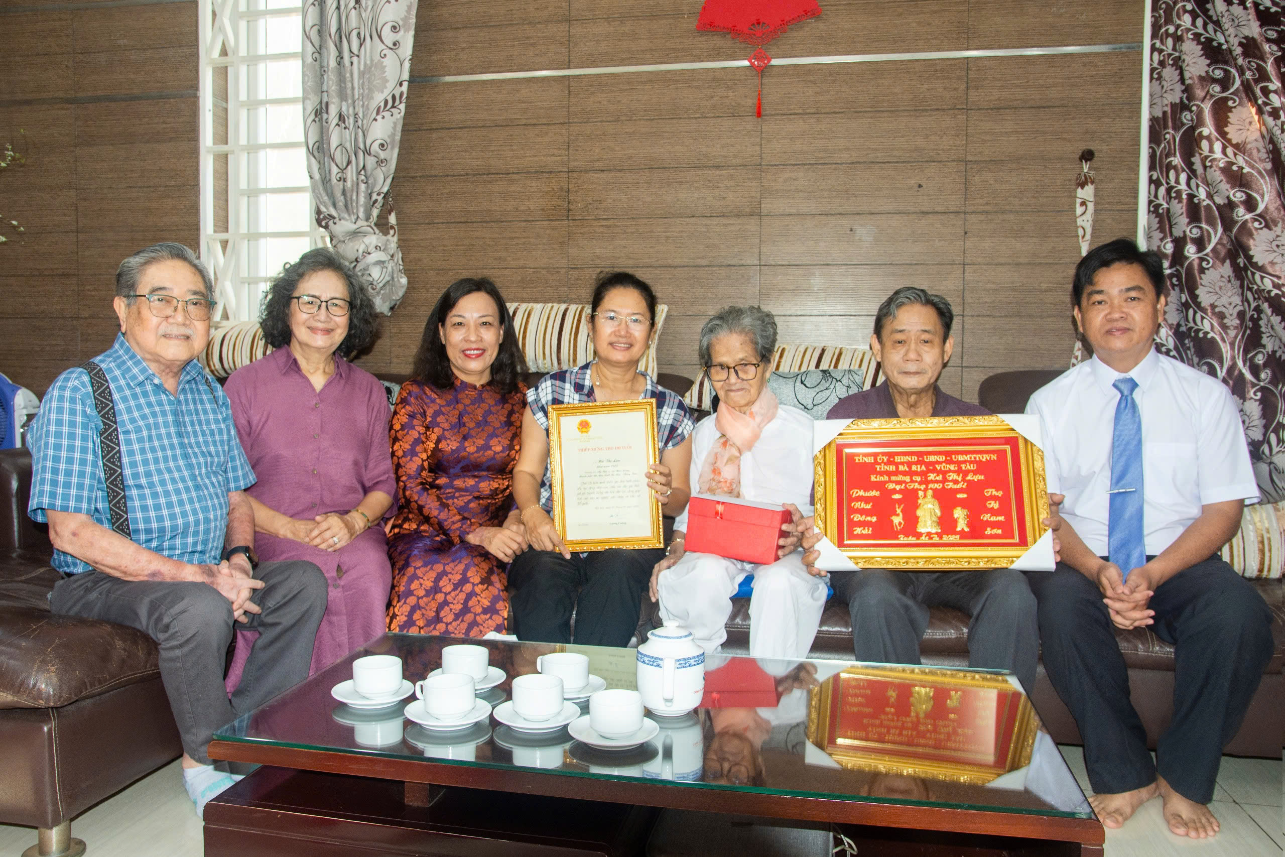 Ông Lê Văn Minh, Phó Trưởng Ban Tuyên giáo Tỉnh ủy làm Trưởng đoàn tới thăm, tặng quà cụ Hà Thị Lựu ấp Bắc 2, xã Hòa Long, TP. Bà Rịa. Ảnh: NHẬT LINH.