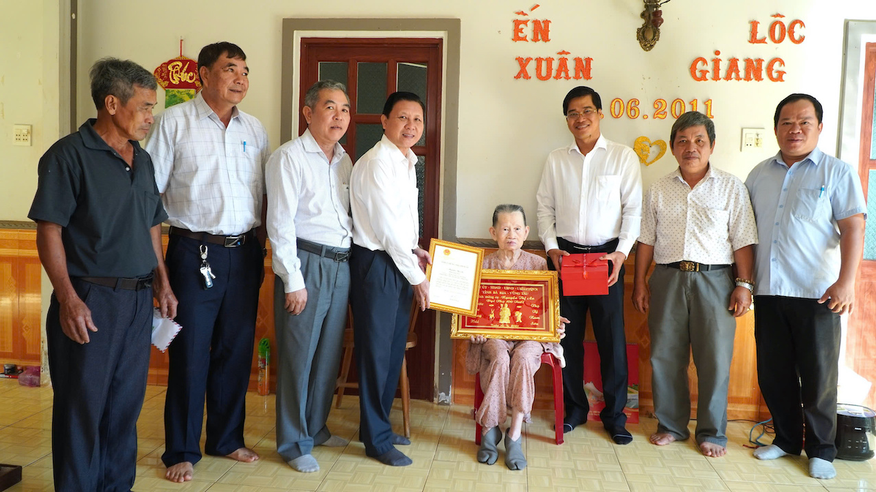 Đoàn do ông Mai Minh Quang, Chủ tịch Hội Nông dân tỉnh làm Trưởng đoàn đến thăm, tặng quà và chúc thọ cụ Nguyễn Thị An (xã Xà Bang). Ảnh: MẠNH QUÂN.