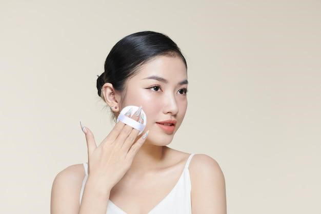 Chọn cushion phù hợp với loại da để lớp makeup thêm mịn màng và rạng rỡ (Ảnh: Internet)