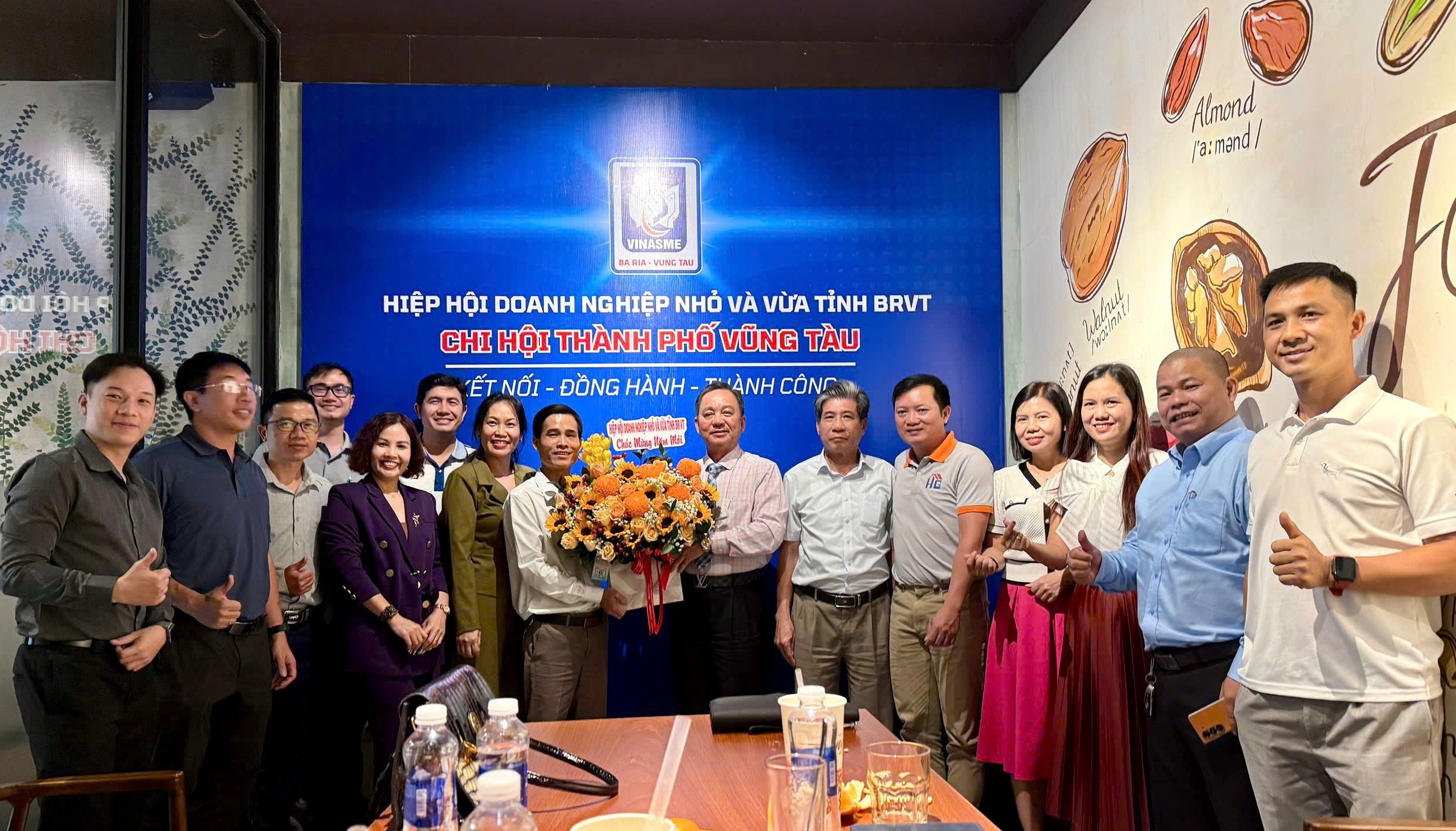 Lãnh đạo Hiệp hội Doanh nghiệp nhỏ và vừa tỉnh tặng hoa chúc mừng Chi hội TP.Vũng Tàu.
