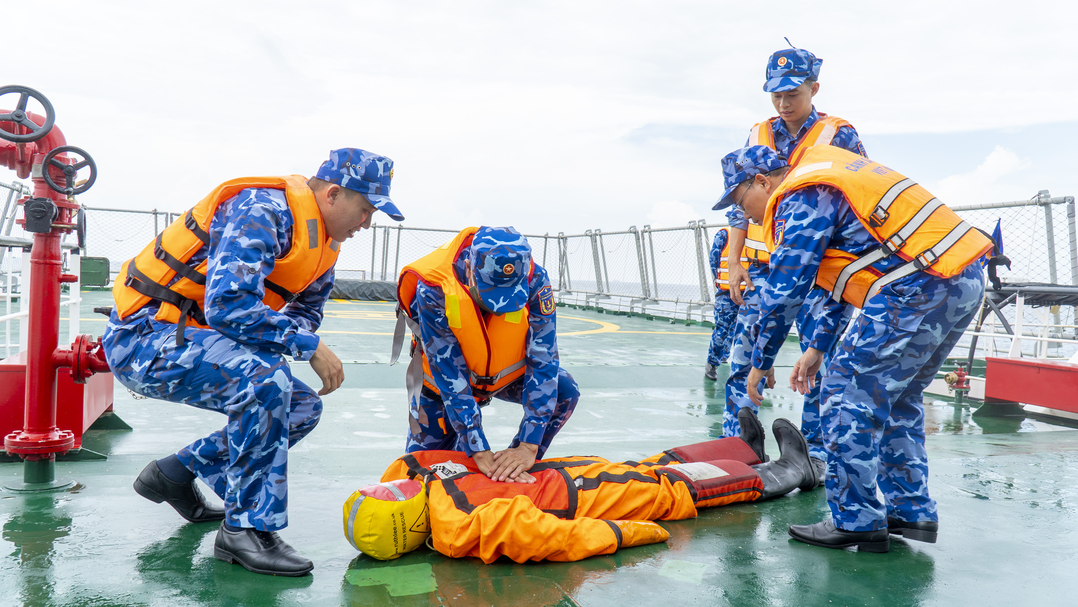 Huấn luyện công tác tìm kiếm, cứu hộ cứu nạn, phòng chống cháy nổ trên biển tháng 10/2024.