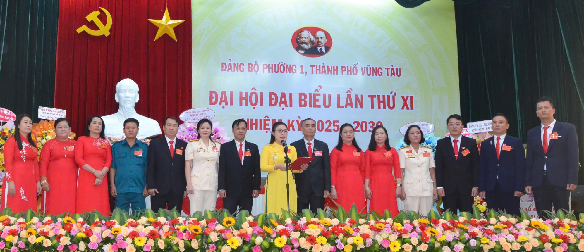 Bà Nguyễn Thị Vân Anh, Bí thư Đảng ủy phường 1 khóa XI phát biểu nhận nhiệm vụ tại Đại hội.