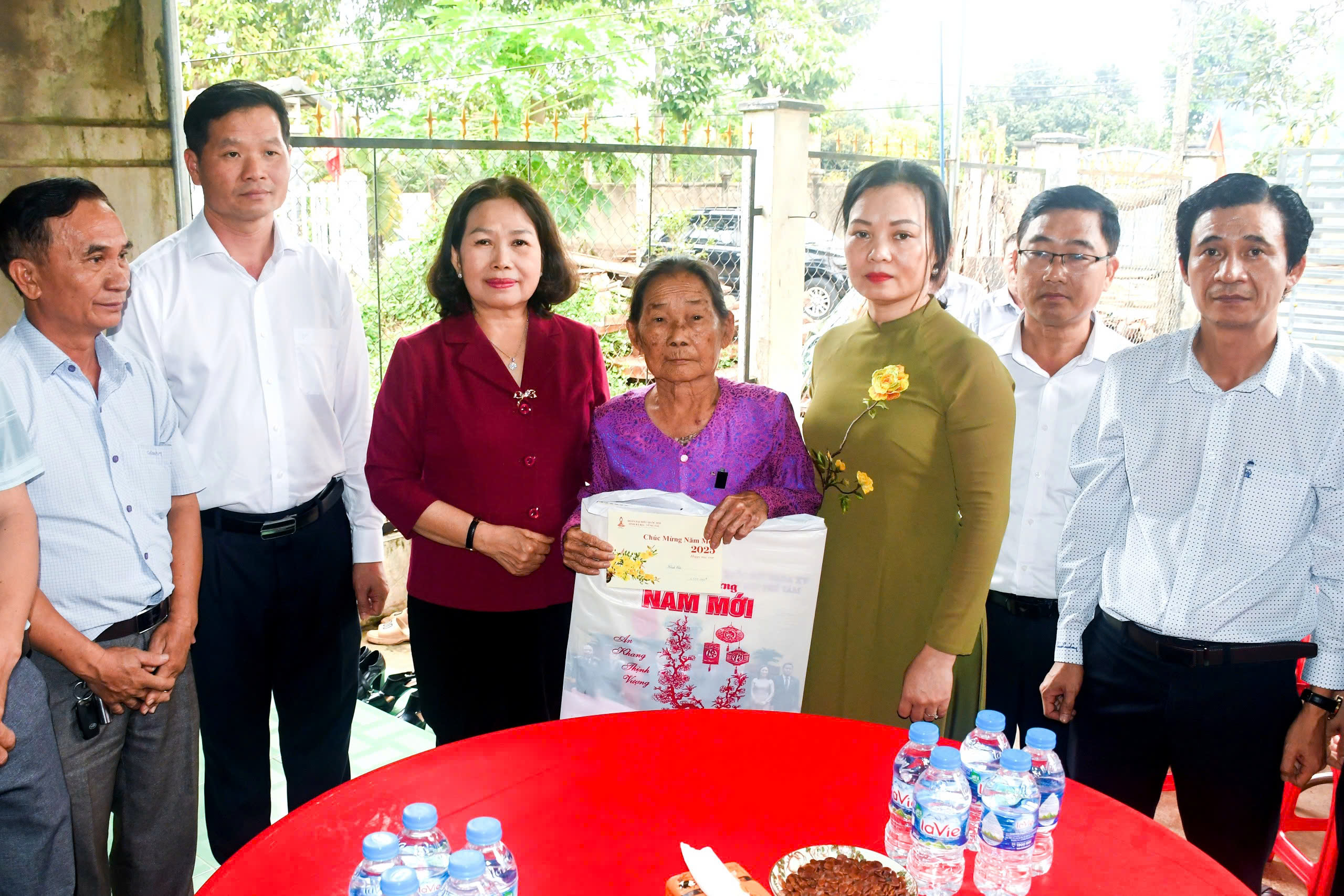 Đoàn ĐBQH tỉnh tặng quà hộ gia đình chính sách Phan Văn Nam, KP.Kim Giao, TT.Ngãi Giao, huyện Châu Đức.