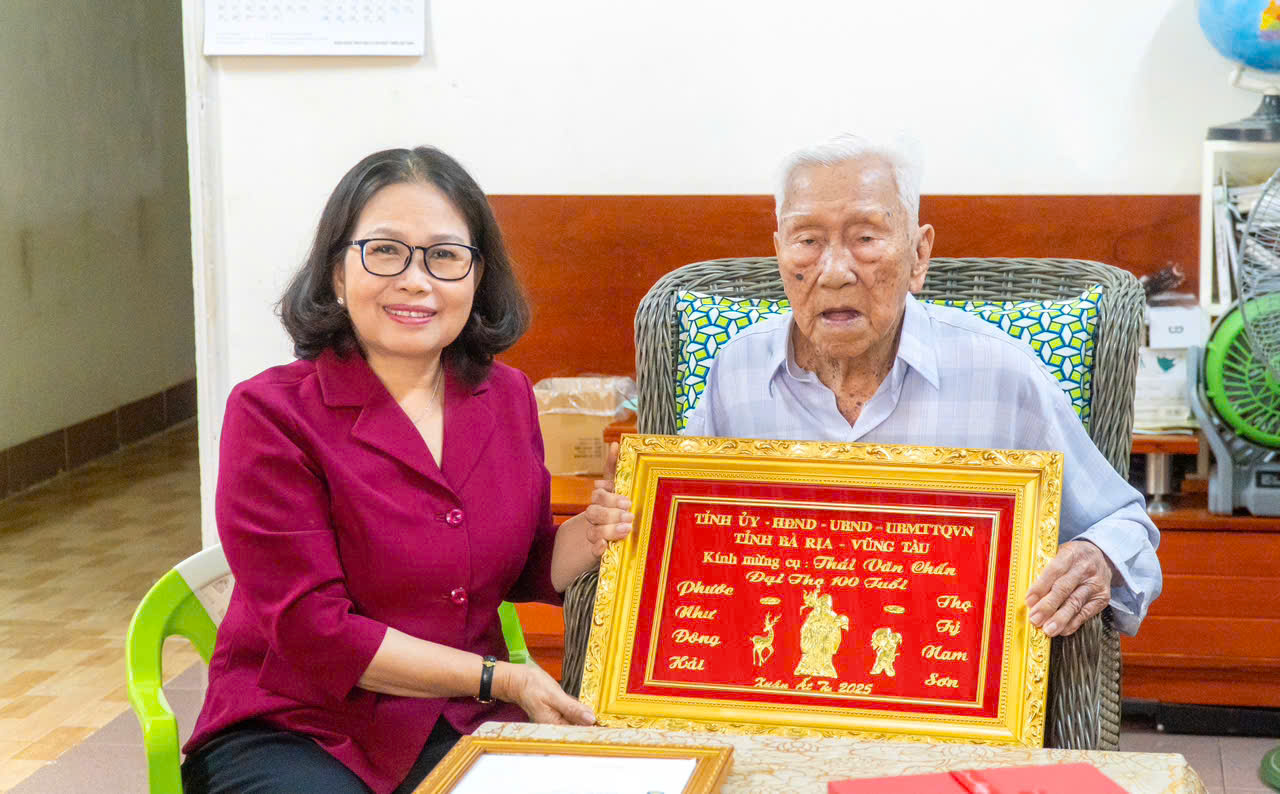 Bà Nguyễn Thị Yến, Phó Bí thư Thường trực Tỉnh ủy, Trưởng Đoàn ĐBQH tỉnh tặng khánh vàng của Tỉnh ủy, HĐND, UBND, UBMTTQ Việt Nam tỉnh chúc thọ cụ Thái Văn Chấn (ngụ tại phường Phước Trung, TP.Bà Rịa).Ảnh: BẢO KHÁNH.