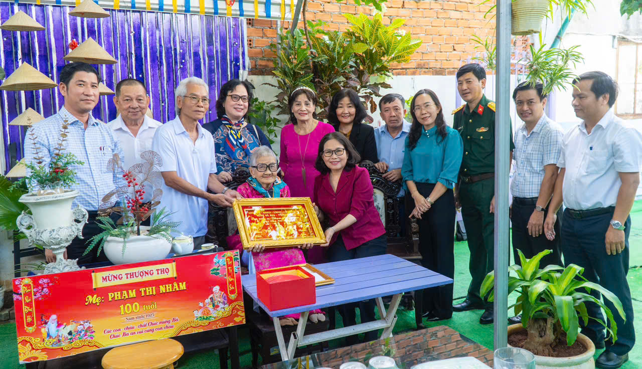 Bà Nguyễn Thị Yến, Phó Bí thư Thường trực Tỉnh ủy, Trưởng Đoàn ĐBQH tỉnh ân cần thăm hỏi sức khỏe, đời sống của cụ Phạm Thị Nhâm (ngụ tại phường Phước Trung, TP.Bà Rịa). Ảnh: BẢO KHÁNH.