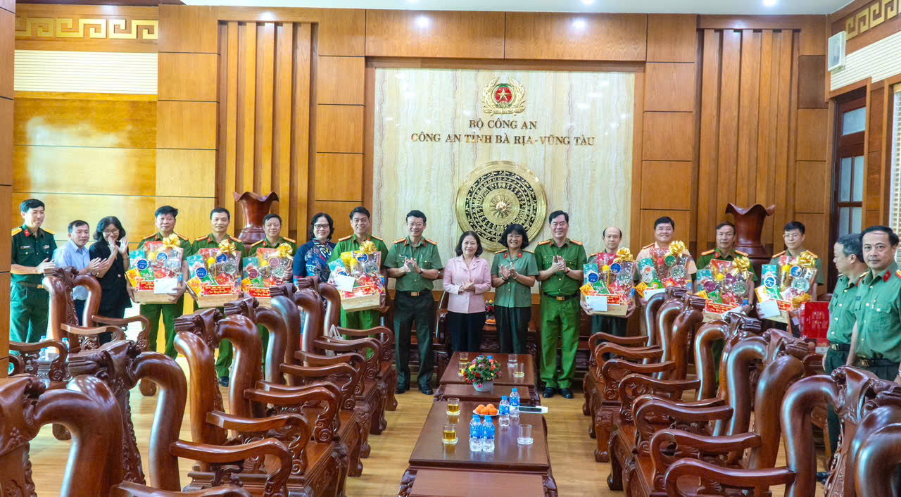 Bà Nguyễn Thị Yến, Phó Bí thư Thường trực Tỉnh ủy, Trưởng Đoàn ĐBQH tỉnh thăm, chúc Tết Ban Giám đốc Công an tỉnh và các phòng nghiệp vụ Công an tỉnh. Ảnh: BẢO KHÁNH.