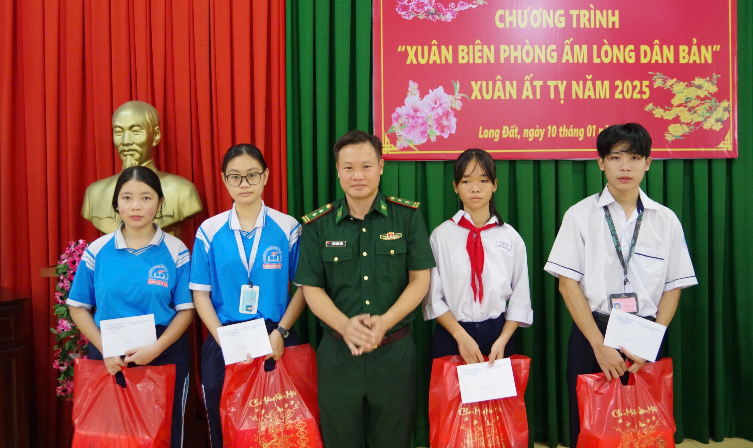 Đại diện Đồn Biên phòng Phước Hải tặng quà Tết cho các em học sinh trong chương trình “Nâng bước em tới trường”.