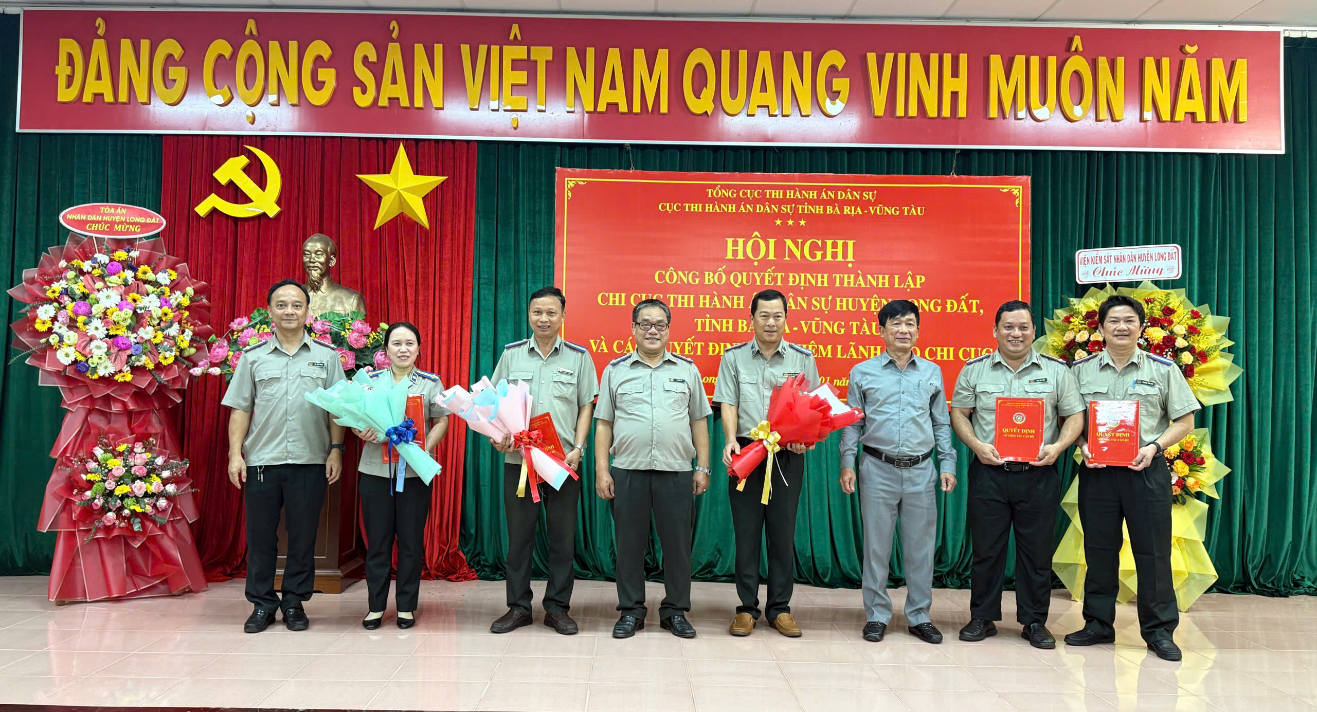 Ông Vũ Đức Hải, Cục trưởng Cục THADS tỉnh và ông Trần Kim Phúc, Phó Chủ tịch UBND huyện Long Đất trao quyết định và tặng hoa chúc mừng lãnh đạo Chi cục THADS huyện Long Đất. Ảnh: THANH ĐỨC