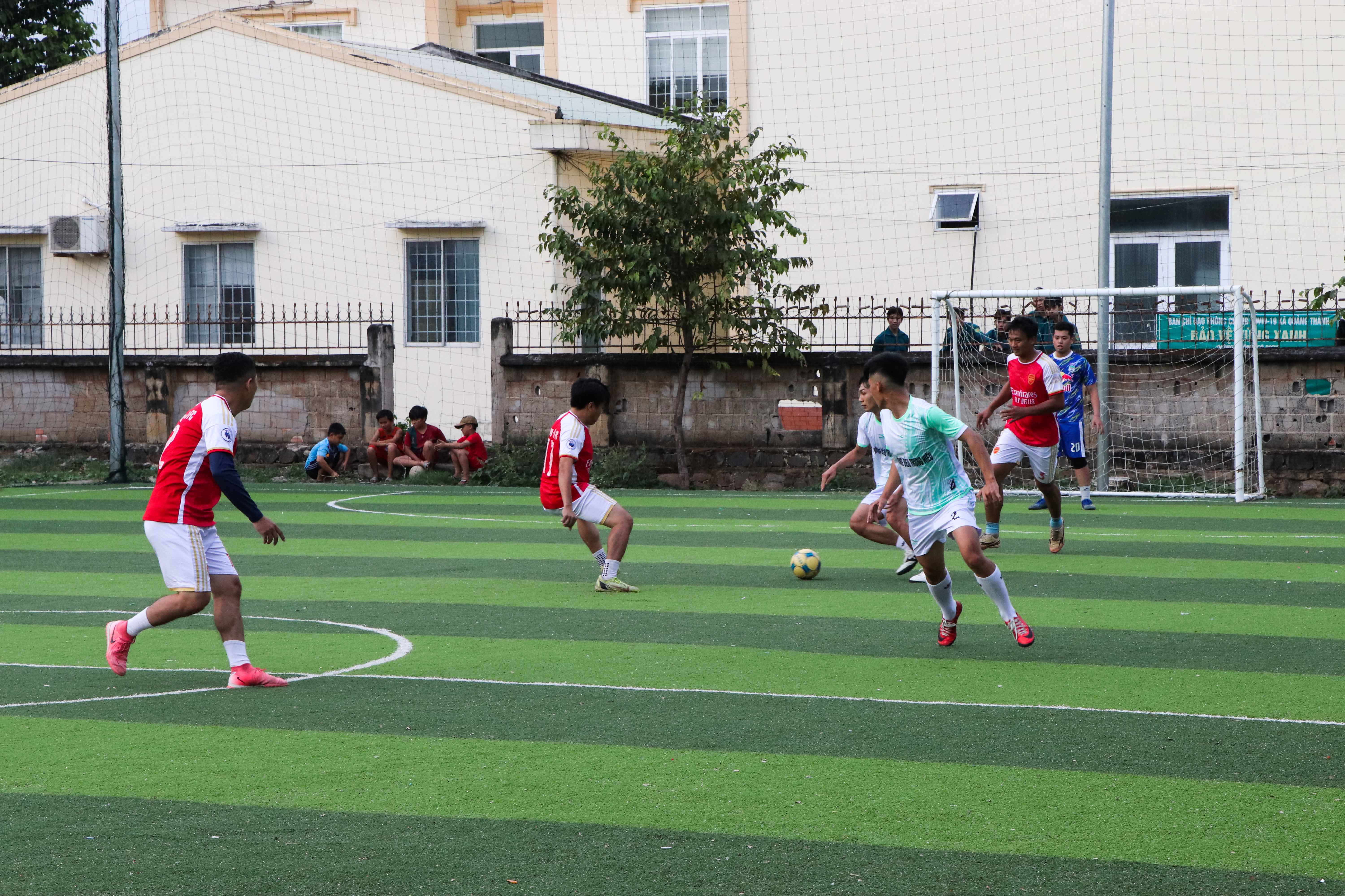 Một pha tranh bóng giữa hai đội: Tiến Thành FC - Tân Thành FC sau lễ khai mạc giải.