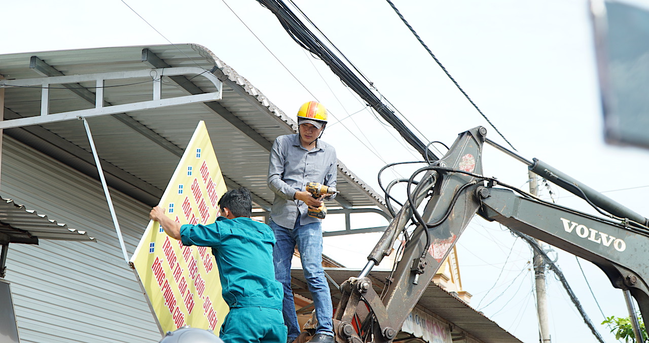 Nhiều cơ sở kinh doanh, buôn bán treo biển quảng cáo, biển hiệu lấn chiếm vỉa hè bị buộc tháo dỡ.