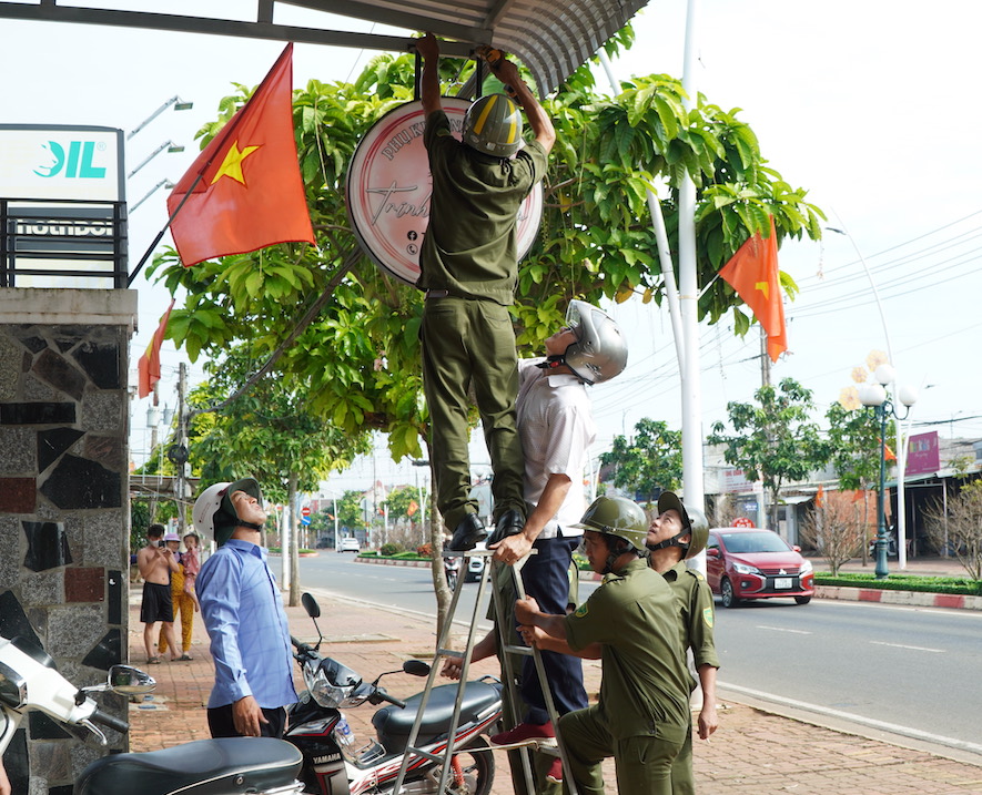 Lực lượng chức năng tháo dỡ nhiều biển hiệu, bảng quảng cáo lấn chiếm vỉa hè.