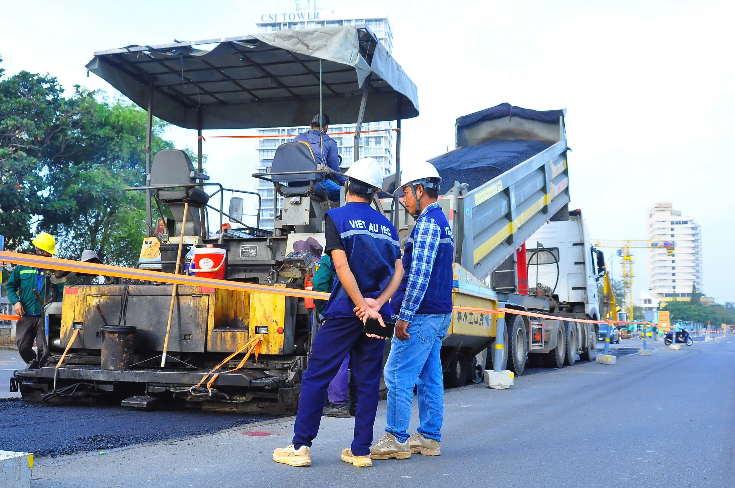 Những mét nhựa đầu tiên đã được thảm tại đường Thùy Vân, tiến độ hoàn thành dự án trước Tết Nguyên Đán.