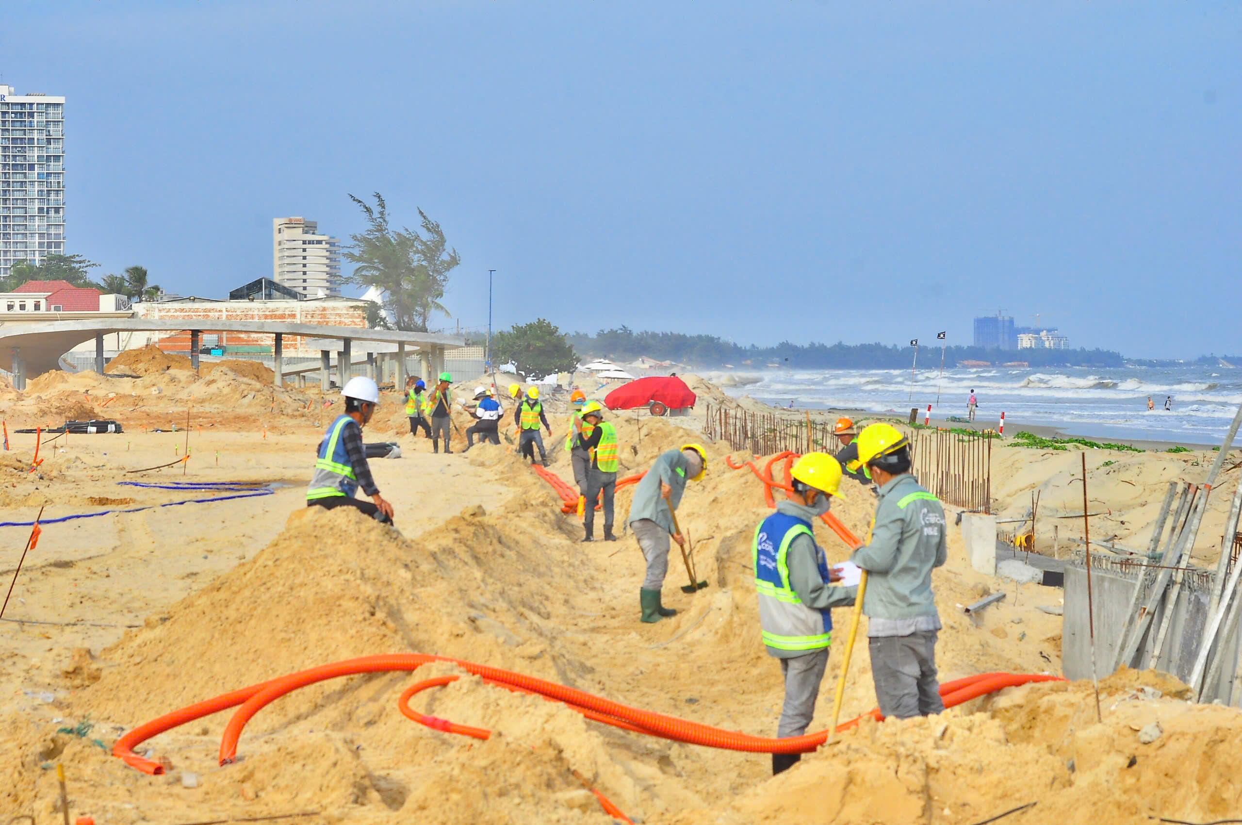 Tập trung máy móc, công nhân thi công.