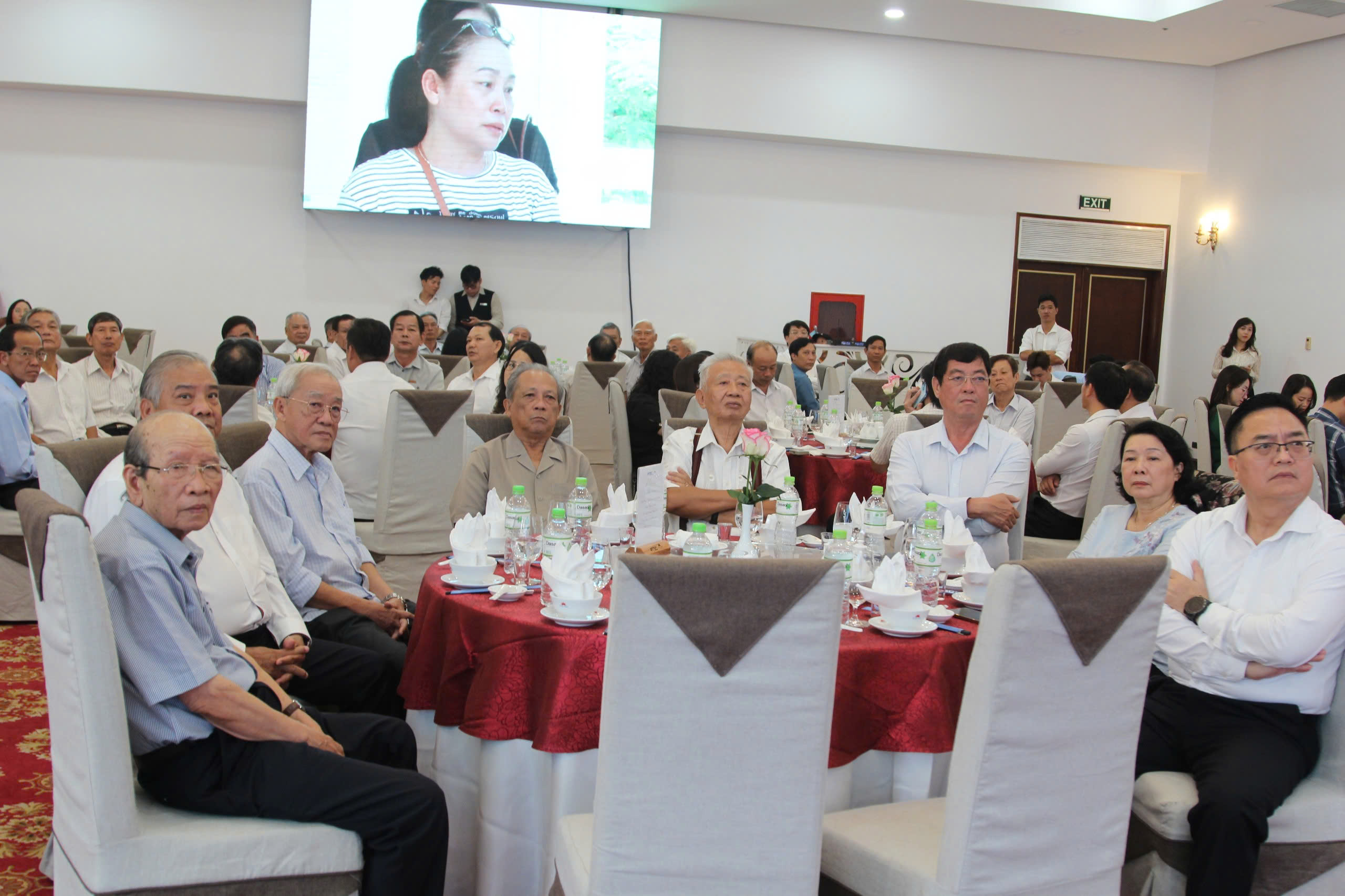 Các đại biểu theo dõi thước phim phản ánh về những kết quả nổi bật của TP.Vũng Tàu năm 2024.
