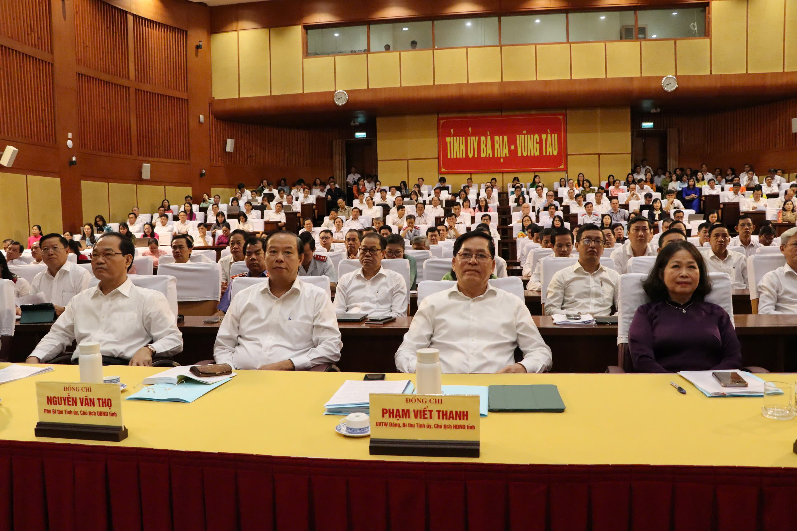 Ủy viên Trung ưởng Đảng, Bí thư Tỉnh ủy Bà Rịa - Vũng Tàu Phạm Viết Thanh và các đồng chí trong Ban Thường vụ tham dự hội nghị ở điểm cầu Bà Rịa - Vũng Tàu. 