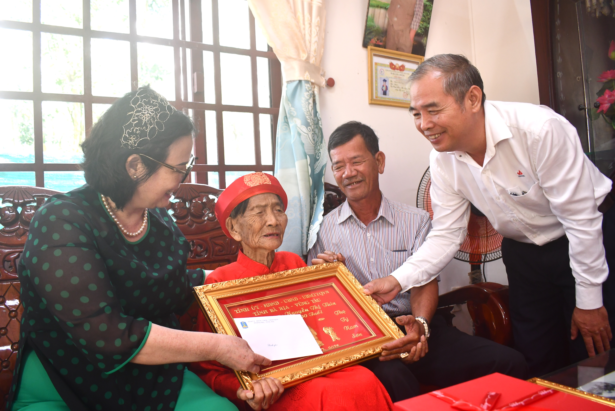 Đoàn do bà Nguyễn Vân Anh, Phó Giám đốc Sở LĐTBXH làm trưởng đoàn đến thăm, chúc thọ và chúc Tết cụ Nguyễn Thị Thìn (xã Long Phước, TP.Bà Rịa).