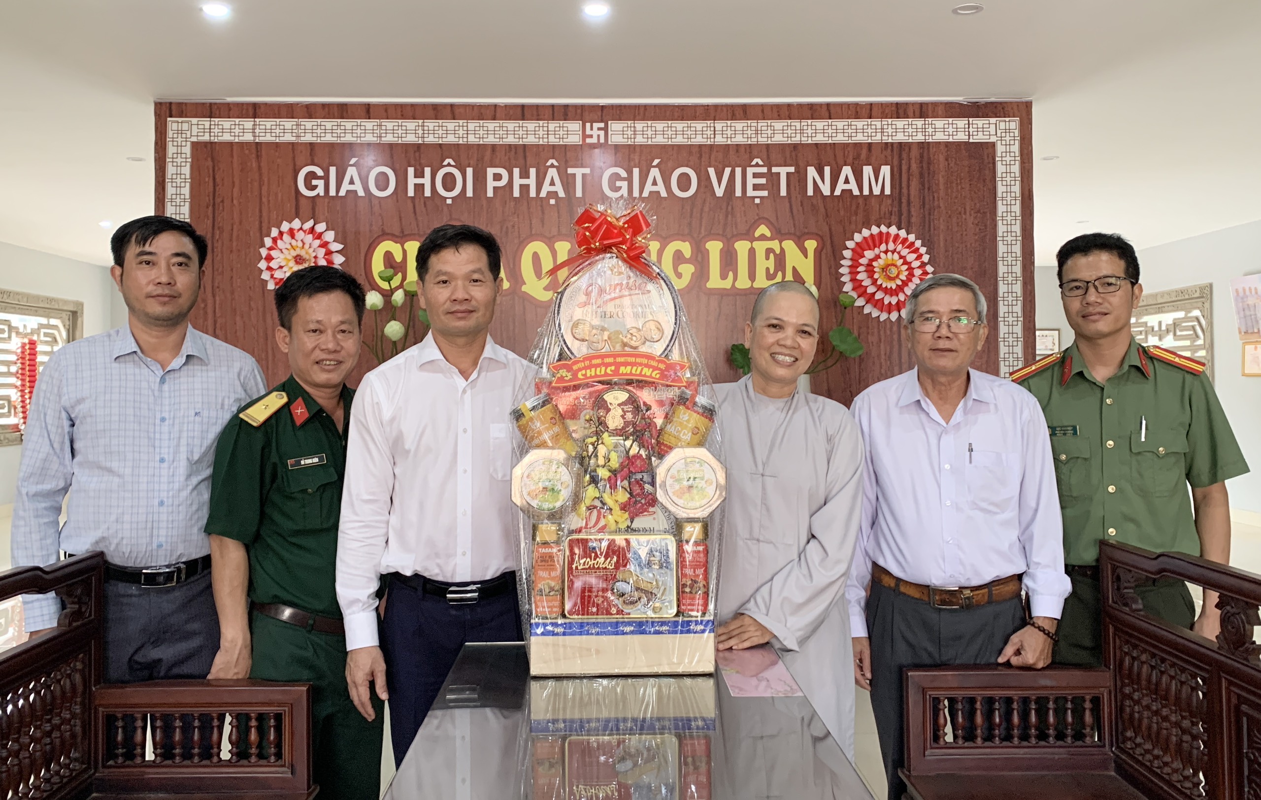 Ông Lê Thanh Liêm,  Phó Bí thư Thường trực Huyện ủy Châu Đức đến thăm, chúc Tết chùa Quảng Liên, xã Láng Lớn.