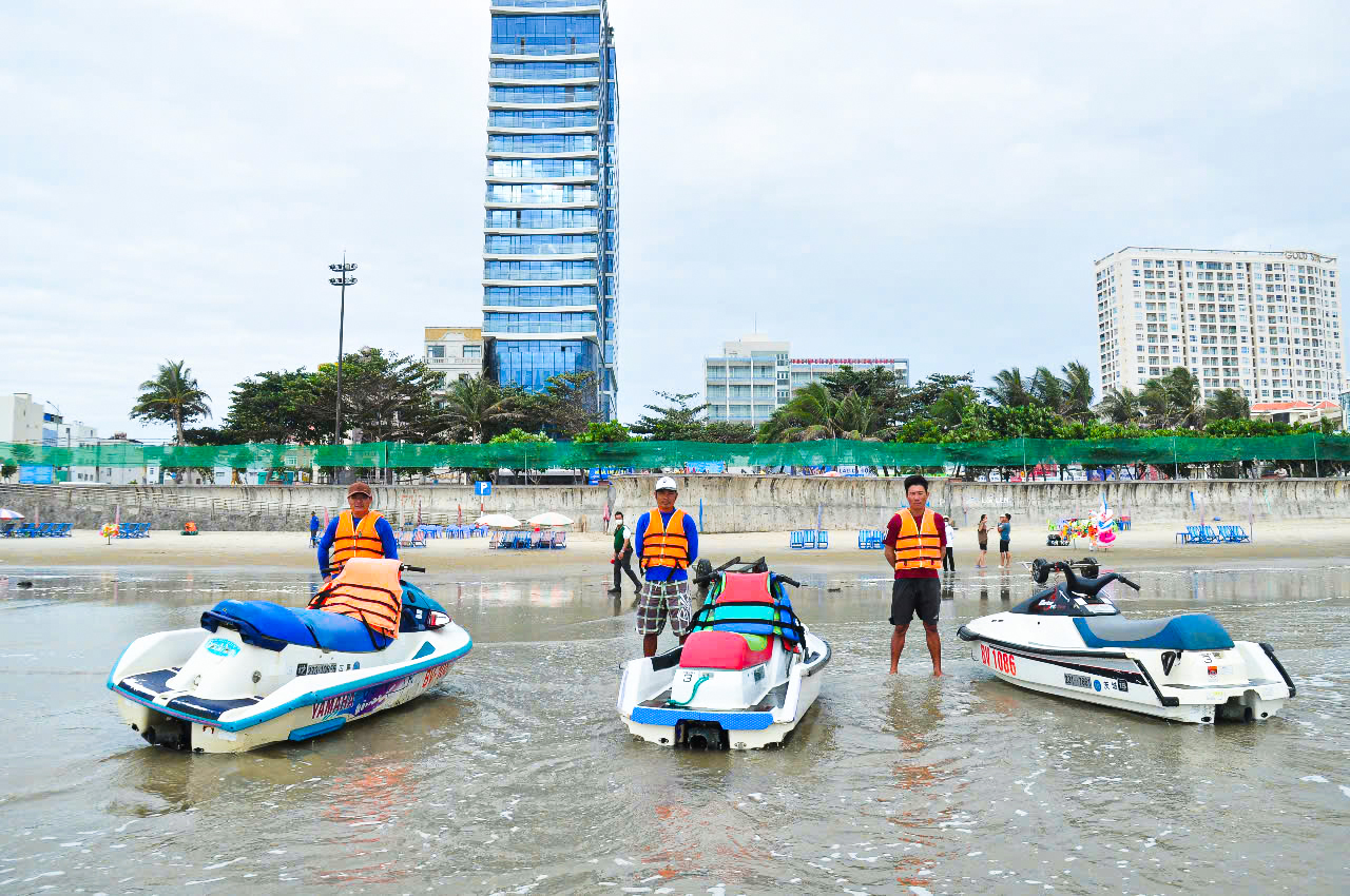 Lực lượng cứu hộ bãi biển của HTX Dịch vụ tắm biển Thùy Vân giúp du khách yên tâm khi đến vui chơi, tắm biển Vũng Tàu.