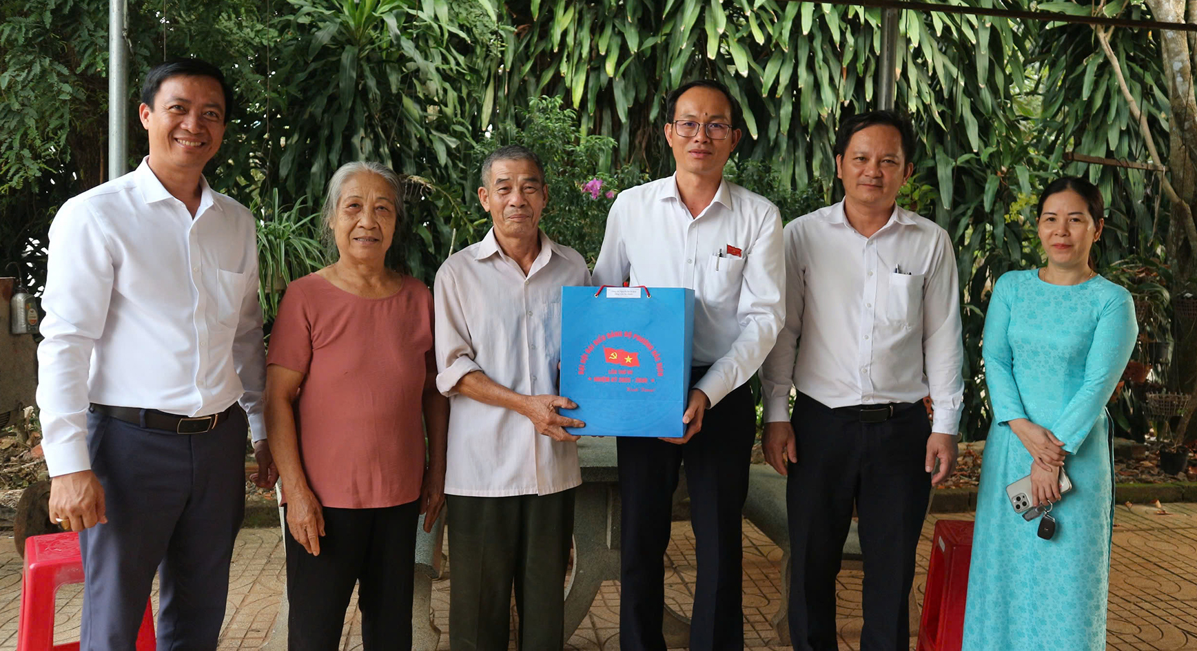 Đảng ủy phường Hắc Dịch (TX.Phú Mỹ) tặng quà ông Nguyễn Bá Hoành (ở khu phố 2), đảng viên 50 năm tuổi đảng.
