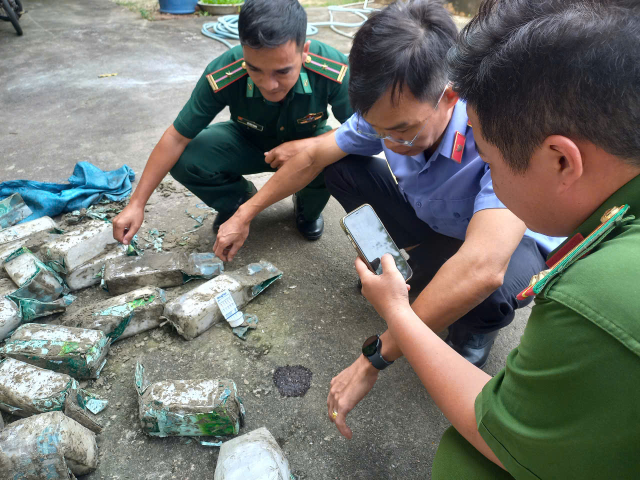 Đồn Biên phòng Côn Đảo cùng lực lượng chức năng tiến hành test nhanh chất tinh thể màu trằng trong gói nilon và cho kết quả dương tính với chất ma túy,