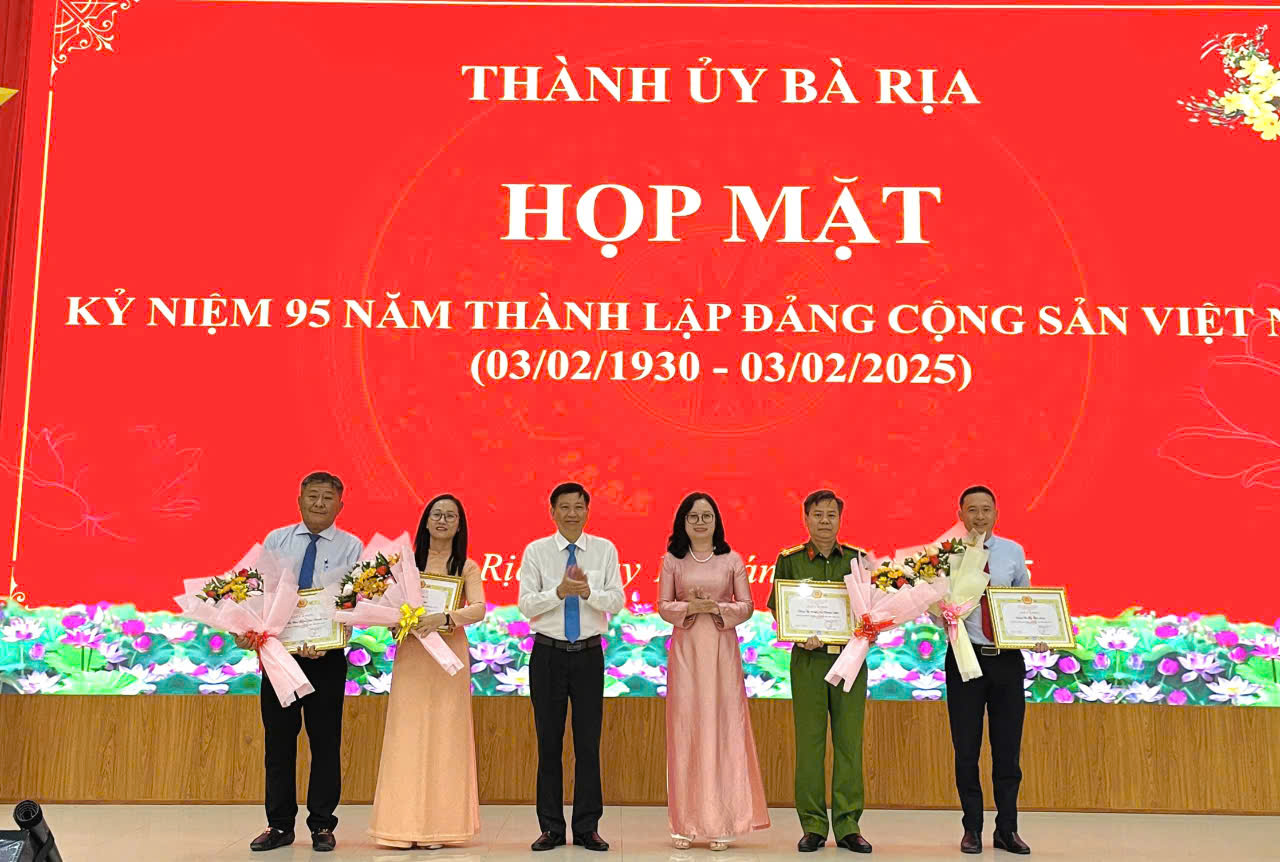 Lãnh đạo Thành ủy Bà Rịa trao Huy hiệu đảng cho các đảng viên.